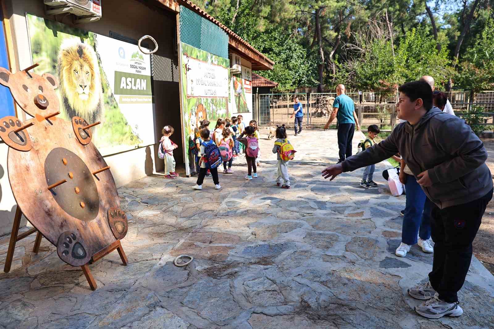 ANTALYA BÜYÜKŞEHİR BELEDİYESİ, DÜNYA HAYVANLARI KORUMA GÜNÜ KAPSAMINDA ANTALYA DOĞAL YAŞAM PARKI’NDA ÇOCUKLARA YÖNELİK ÇEŞİTLİ ETKİNLİKLER DÜZENLEDİ. 6 OKULDAN YAKLAŞIK 300 ÖĞRENCİNİN KATILDIĞI ETKİNLİKTE ÇOCUKLAR HEM EĞLENDİ HEM DE HAYVANLARI YAKINDAN TANIMA FIRSATI BULDU.