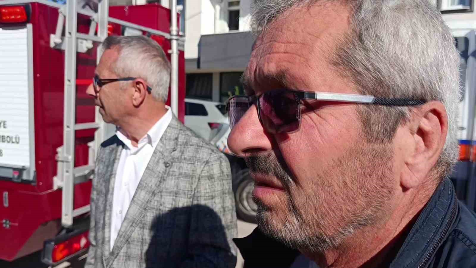 ÇEVREDEKİLER OTOMOBİLİN İKİYE AYRILDIĞI KAZAYI ÜZÜNTÜYLE TAKİP ETTİ.