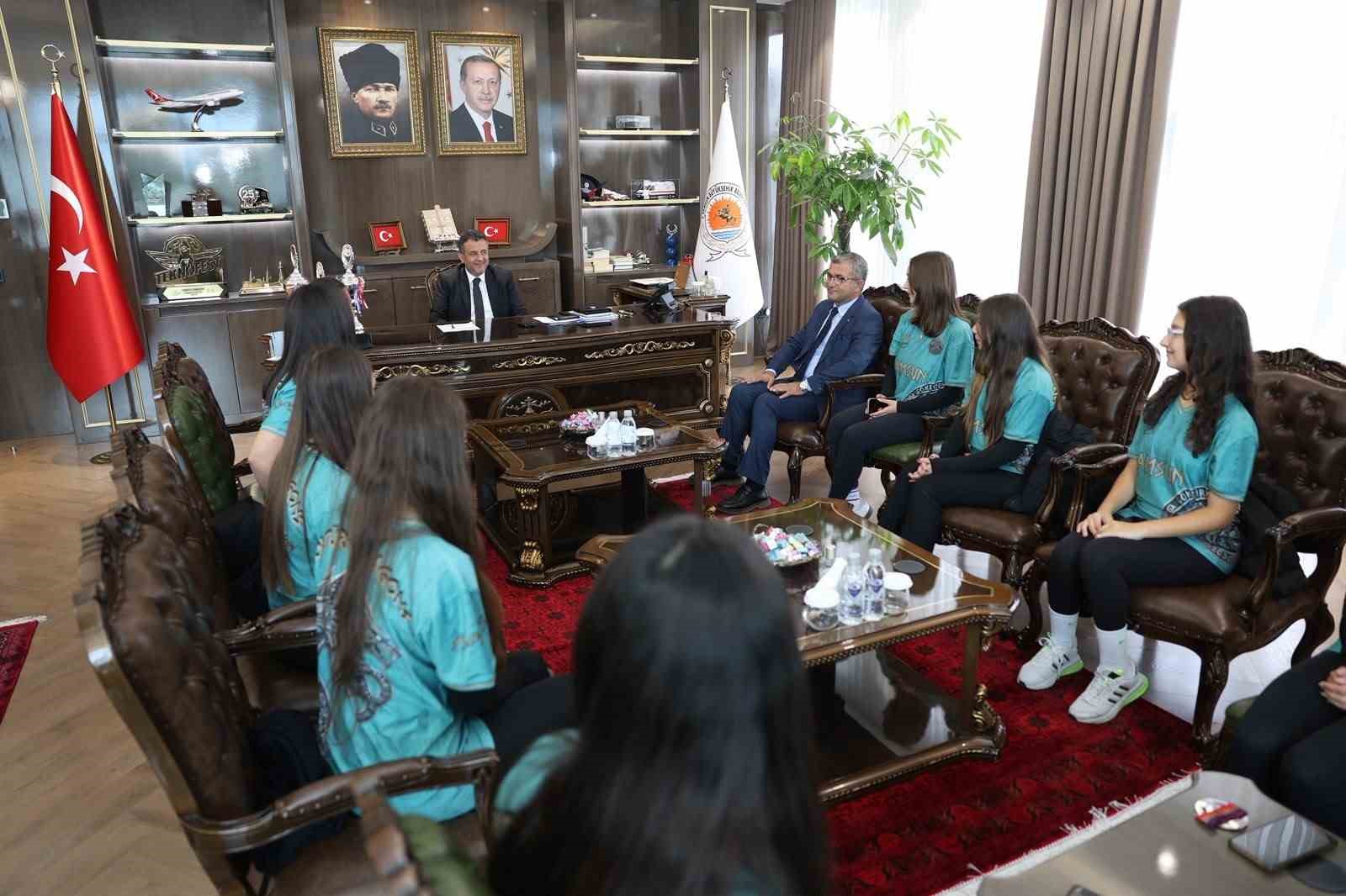 GAZİANTEP RUMKALE’DE DÜZENLENEN DRAGON BOT TÜRKİYE ŞAMPİYONASI’NDA 3 KUPA KAZANAN SAMSUN BÜYÜKŞEHİR SPOR KULÜBÜ SPORCULARI, SAMSUN BÜYÜKŞEHİR BELEDİYE BAŞKANI HALİT DOĞAN’I MAKAMINDA ZİYARET ETTİ.