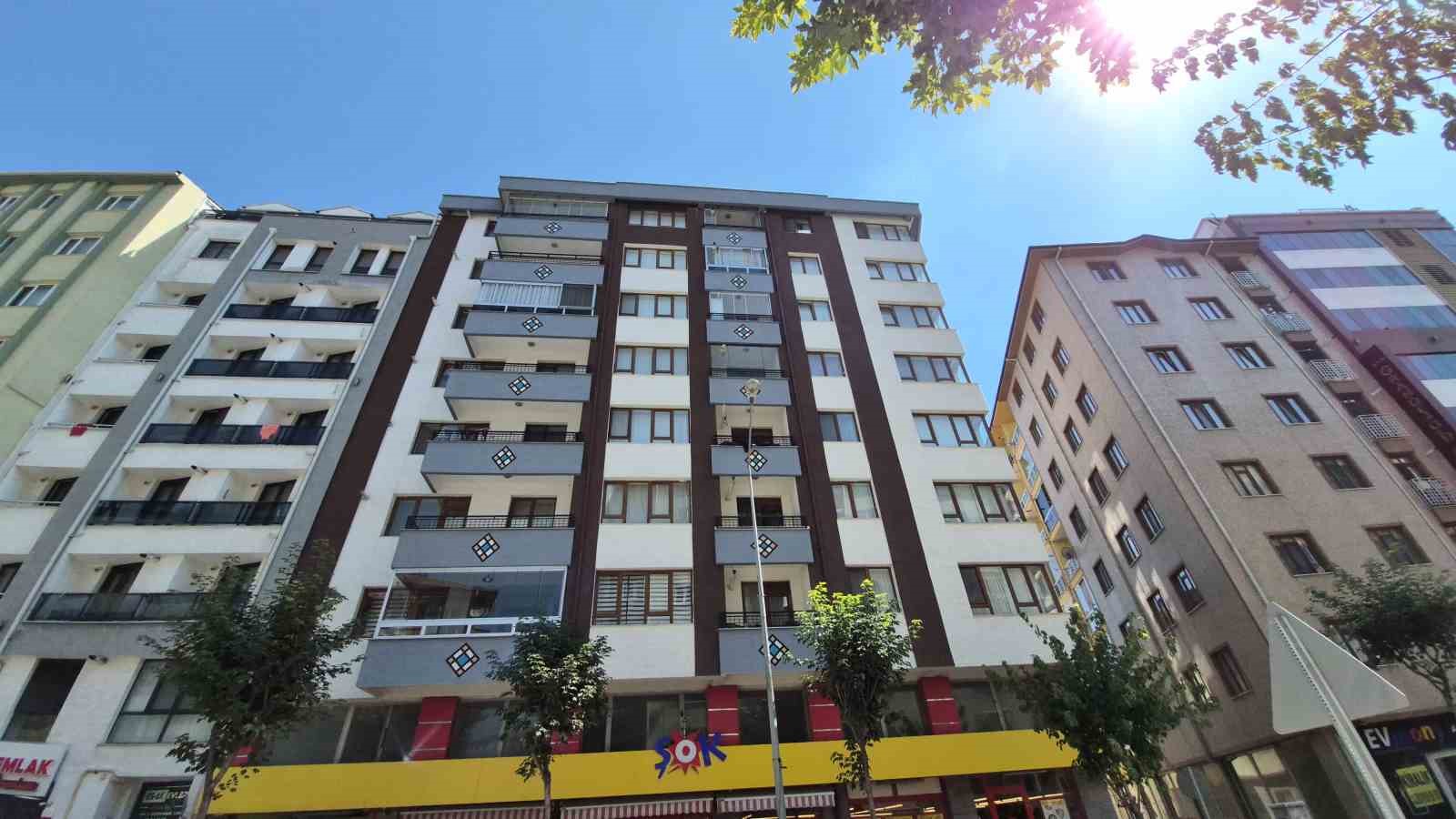 17 AĞUSTOS 1999 GÖLCÜK DEPREMİ'NİN HİSSEDİLDİĞİ ESKİŞEHİR'DE YIKILAN TEK BİNA OLAN VE 33 KİŞİ HAYATINI KAYBETTİĞİ TARHAN APARTMANI'NDAN SAĞ OLARAK KURTULAN DEPREMZEDE MERAL ŞURABATIR, "ENKAZDA KALDIĞIM 20 SAATLİK YAŞAM MÜCADELESİNİ KAZANDIM VE ŞU AN BURADAYIM. ARADAN 27 YIL GEÇTİ AMA HÂLÂ İLK GÜNKÜ GİBİ ACISI ÇOK TAZE" DEDİ.