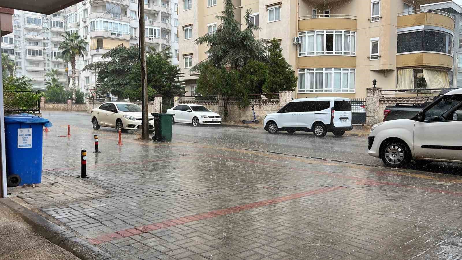 ANTALYA’NIN ALANYA İLÇESİNDE ÖĞLE SAATLERİNDE ETKİLİ OLAN GÖK GÜRÜLTÜLÜ SAĞANAK YAĞIŞ, HAYATI OLUMSUZ ETKİLEDİ. YAKLAŞIK YARIM SAAT ETKİLİ OLAN YAĞIŞIN ARDINDAN HAVA YENİDEN GÜNEŞLİ HAVAYA DÖNDÜ.