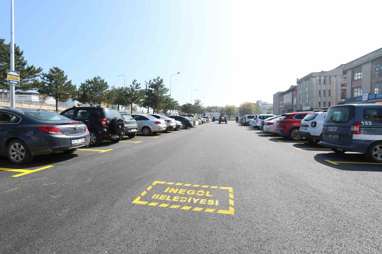 İNEGÖL BELEDİYESİ, 165 ARAÇLIK OTOPARKIN YAPIMI TAMAMLANDI. HEM BÖLGE ESNAFININ HEM DE MOBİLYA ALMAK İÇİN GELEN MİSAFİRLERİN SORUNSUZ ŞEKİLDE ARAÇLARINI PARK EDEBİLMESİNE İMKAN TANIYAN OTOPARKTA ESNAFLARLA BİR ARAYA GELEN BELEDİYE BAŞKANI ALPER TABAN, 5 BİN METREKARELİK ALANDA OLUŞTURULAN OTOPARKIN HAYIRLI OLMASINI DİLEDİ.