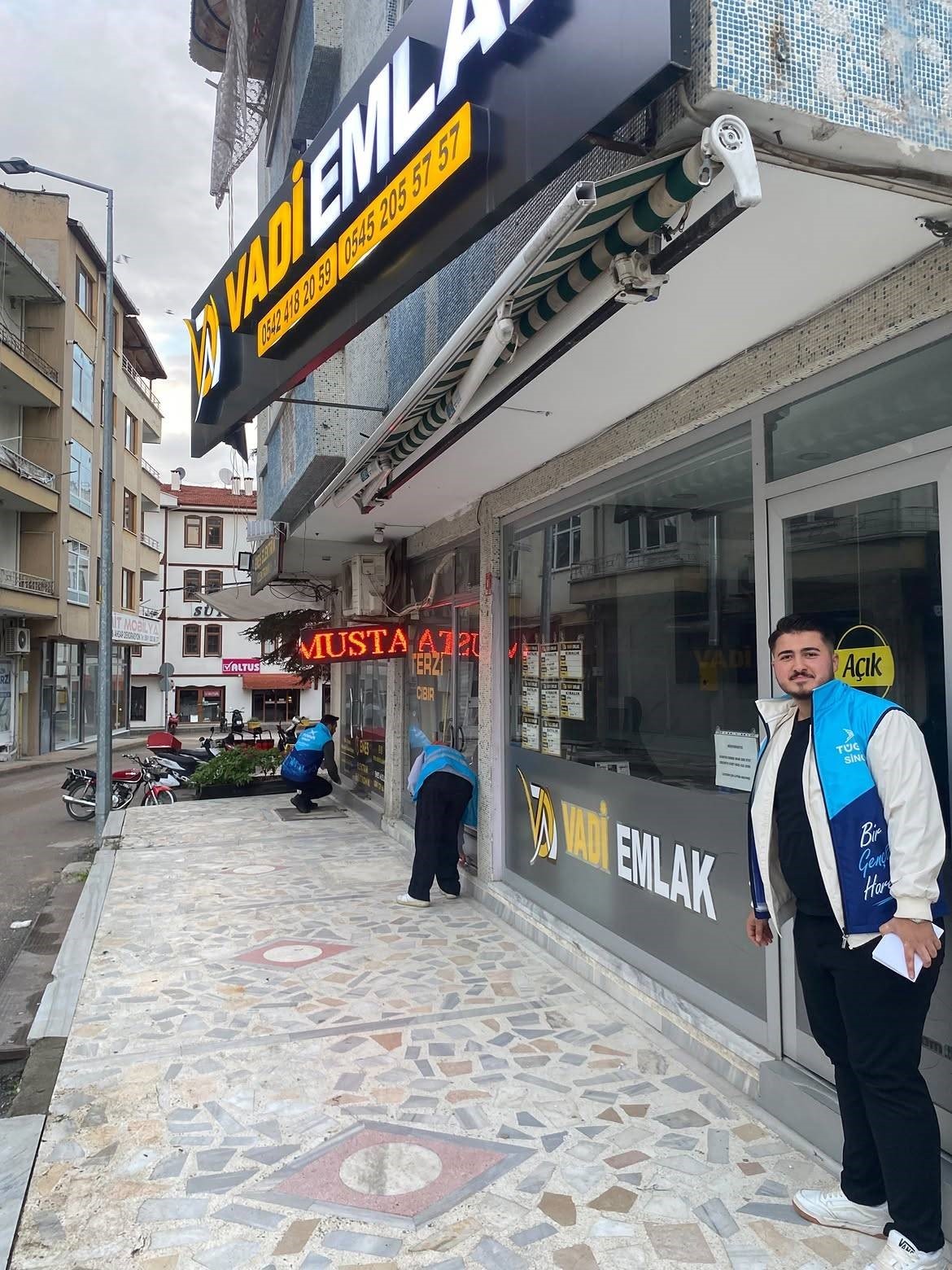 TÜRKİYE GENÇLİK VAKFI (TÜGVA) BOYABAT  İLÇE TEMSİLCİLİĞİ, SABAHIN ERKEN SAATLERİNDE DÜKKAN KAPILARINA BIRAKTIKLARI SİFTAH ZARFLARIYLA ESNAFA HEM MADDİ HEM DE MANEVİ BİR DESTEK SUNDU.