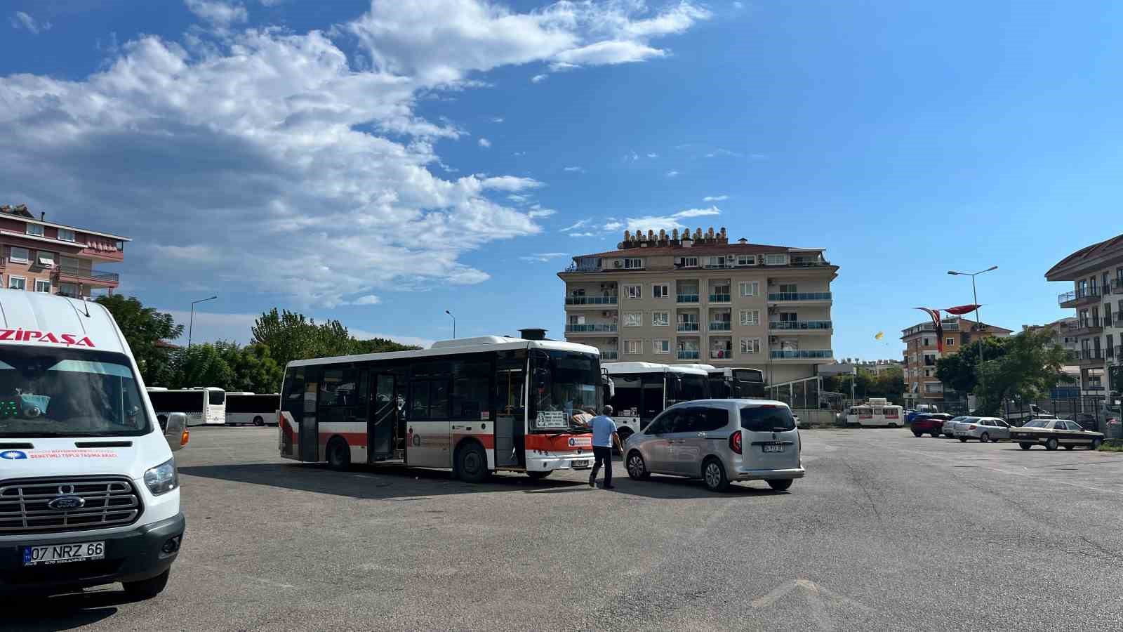 ANTALYA’NIN ALANYA İLÇESİNDE HALK OTOBÜSLERİ KOOPERATİFİ BAŞKAN YARDIMCISI MUHTEREM ŞİMŞEK, YOLCULARDAN GELEN ŞİKAYETLER ÜZERİNE TEBDİLİ KIYAFET GİYEREK HALK OTOBÜSLERİNDE DENETİM GERÇEKLEŞTİRDİ.