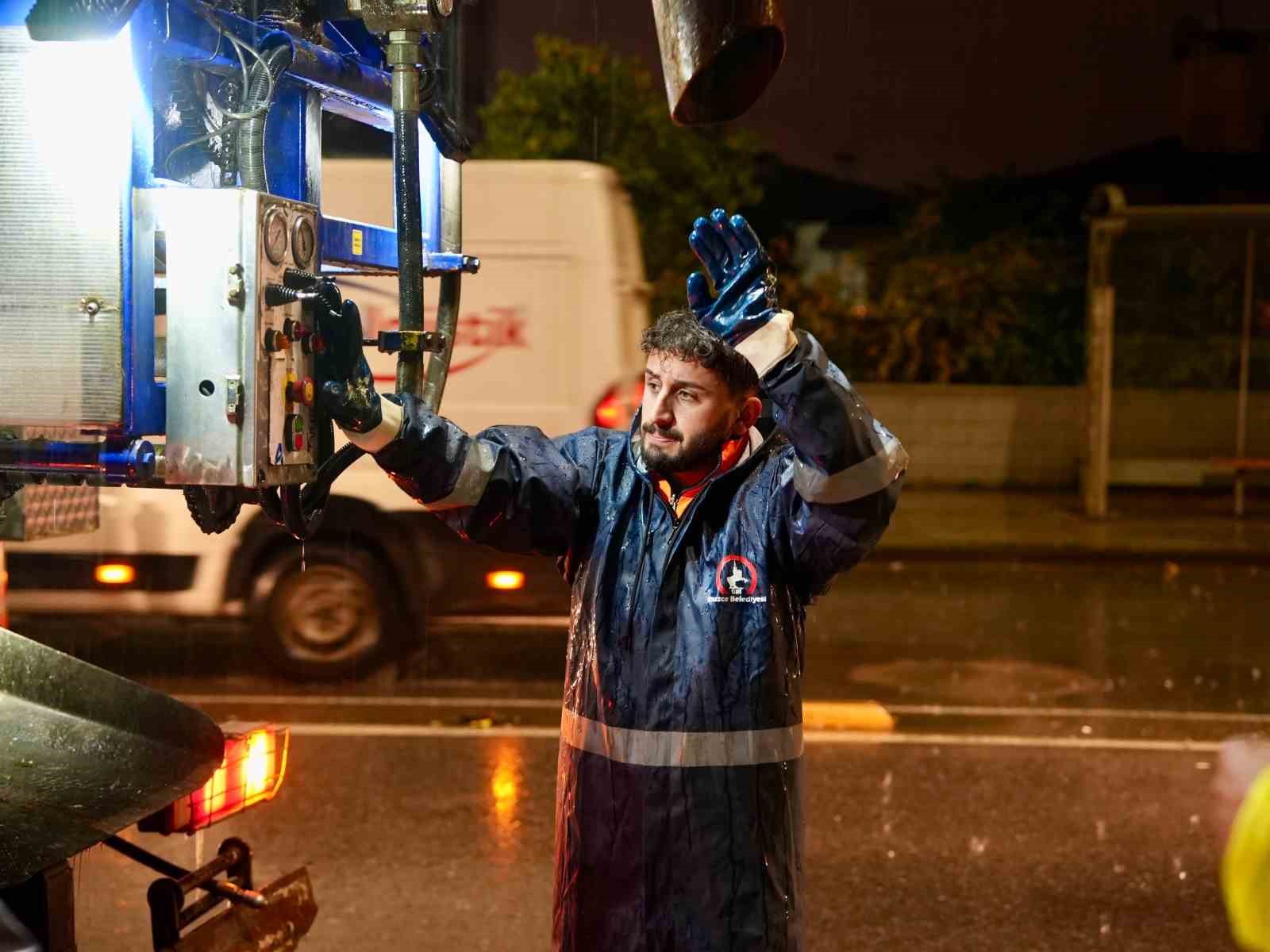 DÜZCE’DE ETKİLİ OLAN AŞIRI YAĞIŞLAR NEDENİYLE BELEDİYE EKİPLERİ 36 SAATTİR ARALIKSIZ ÇALIŞMALARINI SÜRDÜRÜYOR. DÜZCE BELEDİYESİ, 66 ARAÇ VE İŞ MAKİNESİ İLE 140 PERSONELİN SAHADA GÖREV YAPTIĞINI AÇIKLAYARAK VATANDAŞLARI SU BASKINI, ÇATI UÇMASI VE AĞAÇ DEVRİLMESİ RİSKLERİNE KARŞI UYARDI.
