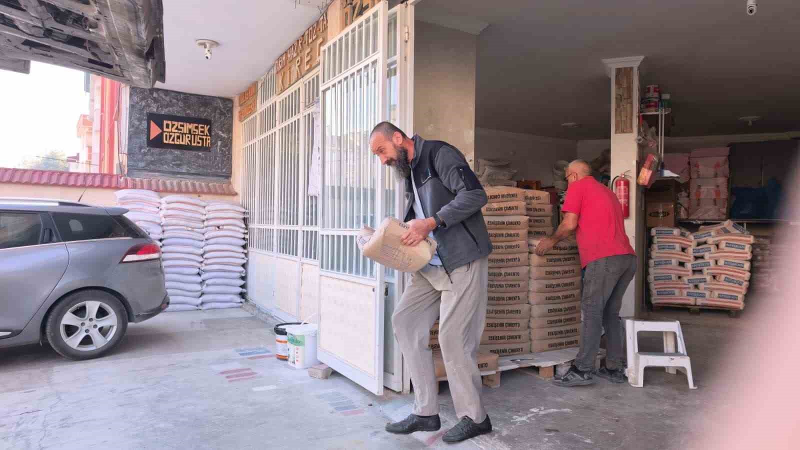 BURSA’NIN İNEGÖL İLÇESİNDE ANNESİNE AİT TARLADA YAKLAŞIK 10 TON ERİK YETİŞTİREN 48 YAŞINDAKİ ÖZGÜR ŞİMŞEK, ÜRÜNLERİNİ SATAMAYINCA İLGİNÇ BİR YÖNTEME BAŞVURDU. ŞİMŞEK, HAZIRLADIĞI VİDEO SOSYAL MEDYADA BÜYÜK İLGİ GÖRÜNCE ELİNDEKİ ERİKLERİ VATANDAŞLARA UYGUN FİYATA VE ZAMAN ZAMAN ÜCRETSİZ DAĞITMAYA BAŞLADI.