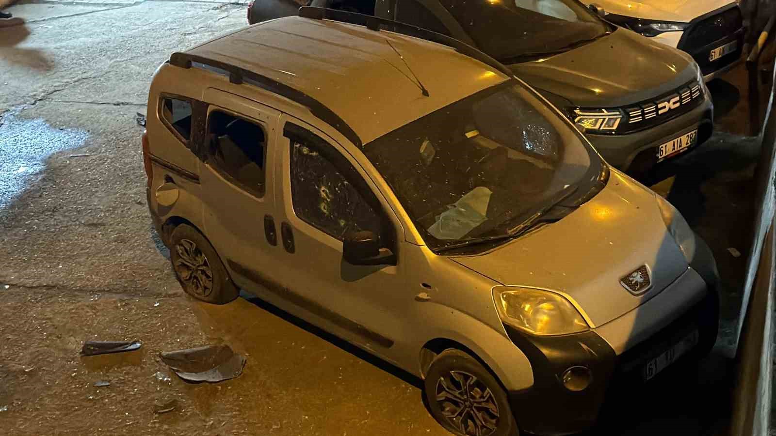 TRABZON'UN ARSİN İLÇE EMNİYET MÜDÜRLÜĞÜ BİNASI YANINDA BULUNAN ARAÇLARIN ÜZERİNE DÜŞEN İNSANSIZ HAVA ARACI PATLADI. 3 ARAÇTA MADDİ HASAR MEYDANA GELDİ.