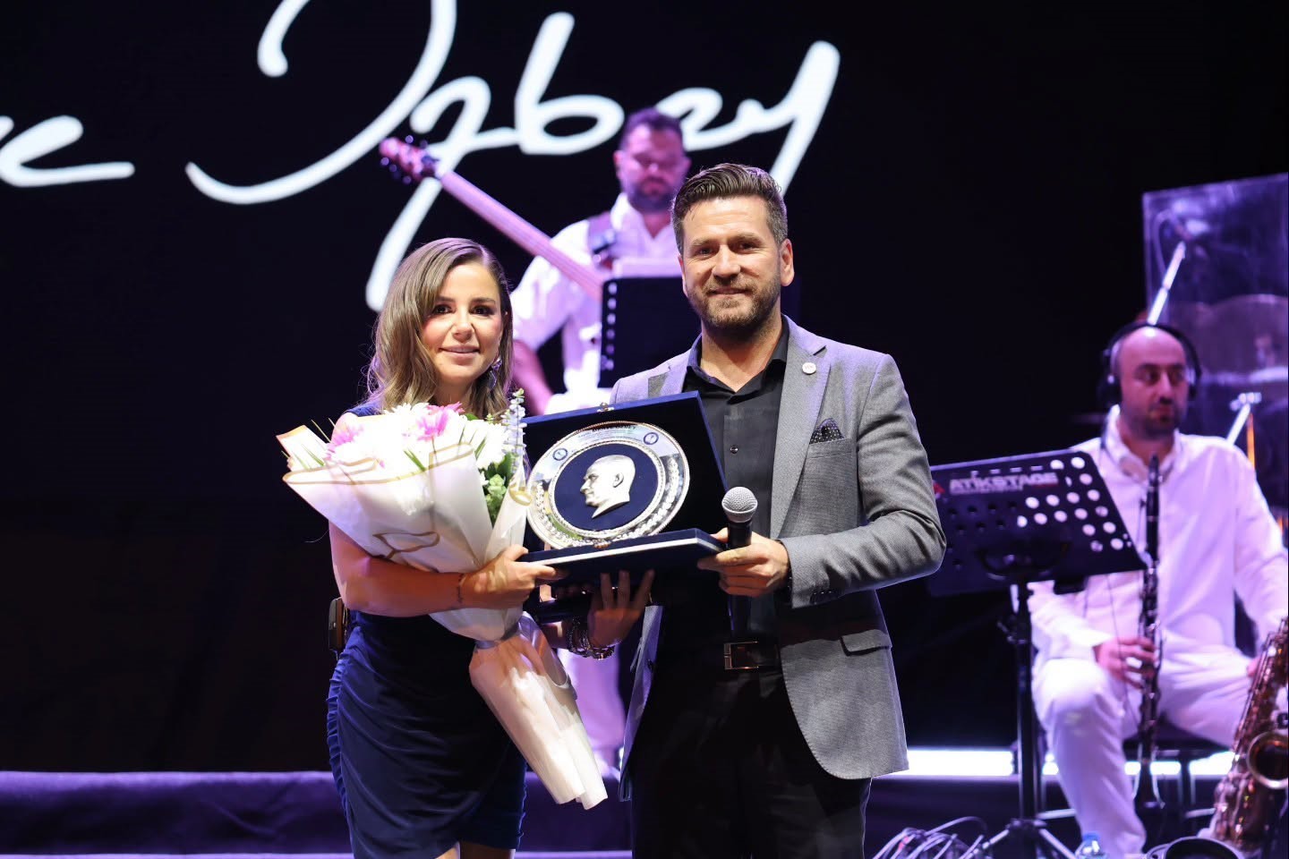 TAVAS BELEDİYESİ TARAFINDAN DÜZENLENEN TAVAS ZEYBEK, KÜLTÜR VE SANAT FESTİVALİ’NDE SAHNE ALAN MERVE ÖZBEY, BİNLERCE VATANDAŞA UNUTULMAZ BİR GECE YAŞATTI.