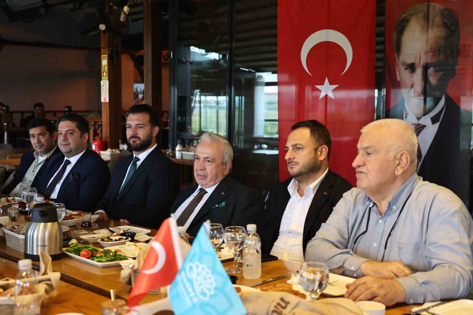 NİLÜFER BELEDİYE BAŞKANI ŞADİ ÖZDEMİR, YEŞİL-BEYAZLI KULÜBÜN TRİBÜN TEMSİLCİLERİYLE KAHVALTIDA BULUŞTU. BURSASPOR’UN BU KENTİN ORTAK DEĞERİ OLDUĞUNU BELİRTEN BAŞKAN ŞADİ ÖZDEMİR, "HEPİMİZ BU DEĞERE SAHİP ÇIKMALIYIZ" DEDİ.