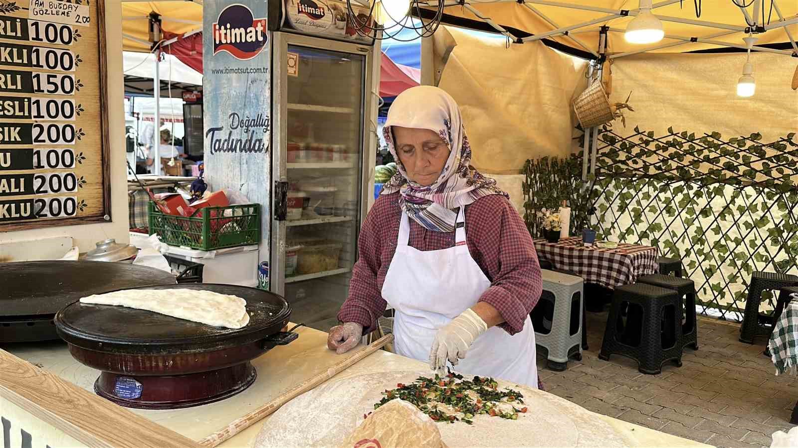 SAKARYA’DA EŞİNİ KAYBETTİKTEN SONRA 3 ÇOCUĞUYLA HAYAT MÜCADELESİ VEREN 54 YAŞINDAKİ MUAZZEZ AKDOĞDU, YAŞADIĞI TÜM ZORLUKLARA RAĞMEN ÇALIŞMAKTAN VAZGEÇMEDİ.