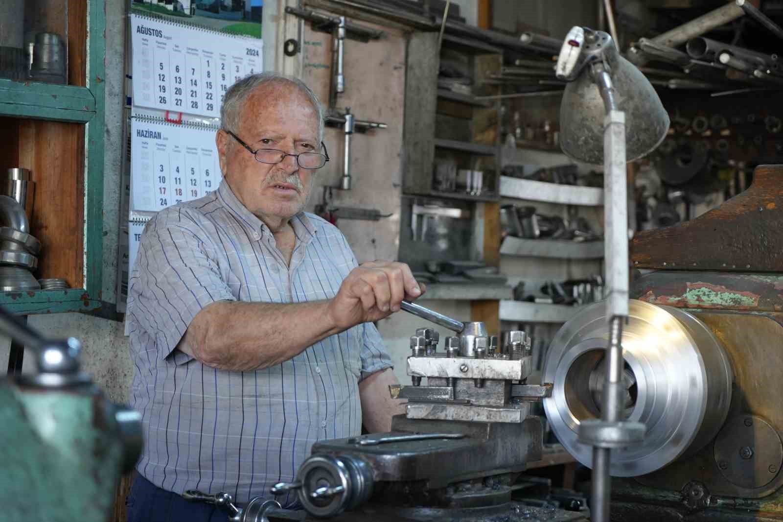 ERZİNCAN’DA 1967 YILINDA BAŞLADIĞI TORNA USTALIĞINI 78 YAŞINDA DA SÜRDÜREN BEKİR YILDIZ, GELENEKSEL YÖNTEMLERLE YAPTIĞI ÇALIŞMALARLA GENÇLERE ADETA MEYDAN OKUYOR
