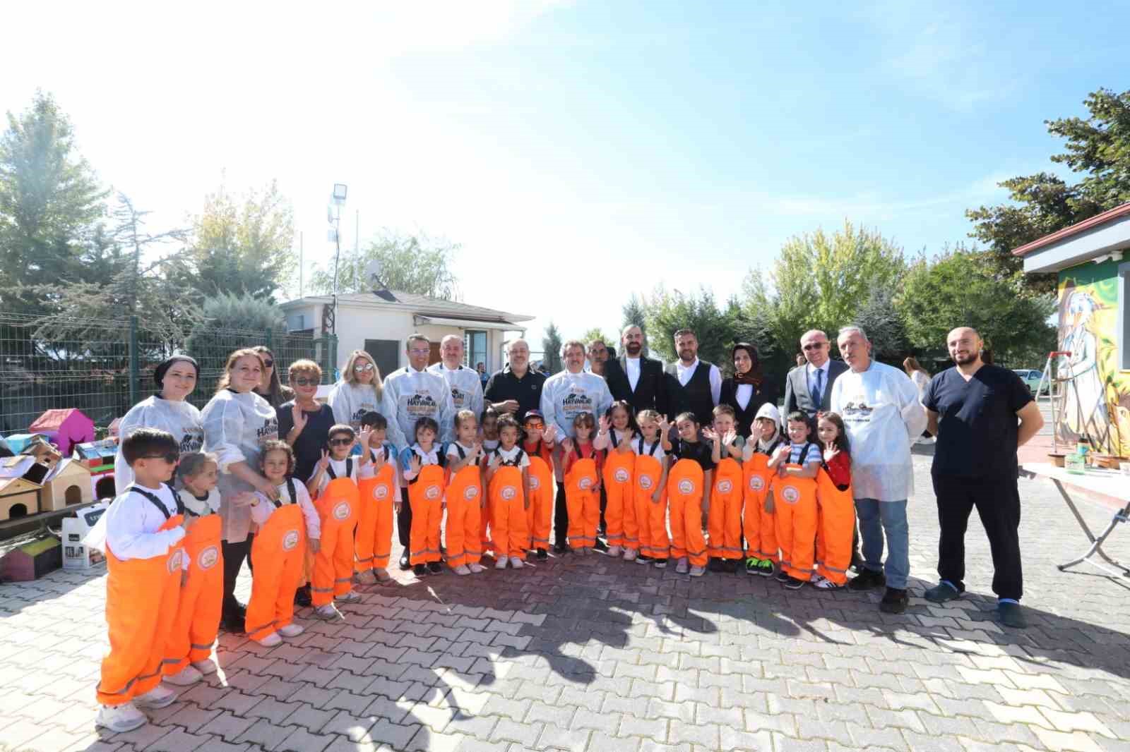4 EKİM HAYVANLARI KORUMA GÜNÜ KAPSAMINDA İNEGÖL BELEDİYESİ SAHİPSİZ HAYVANLAR BAKIM VE TEDAVİ MERKEZİ’NDE DÜZENLENEN ETKİNLİKTE ÖĞRENCİLER VE PROTOKOL ÜYELERİ DUVARLARI BİRLİKTE BOYADI.
