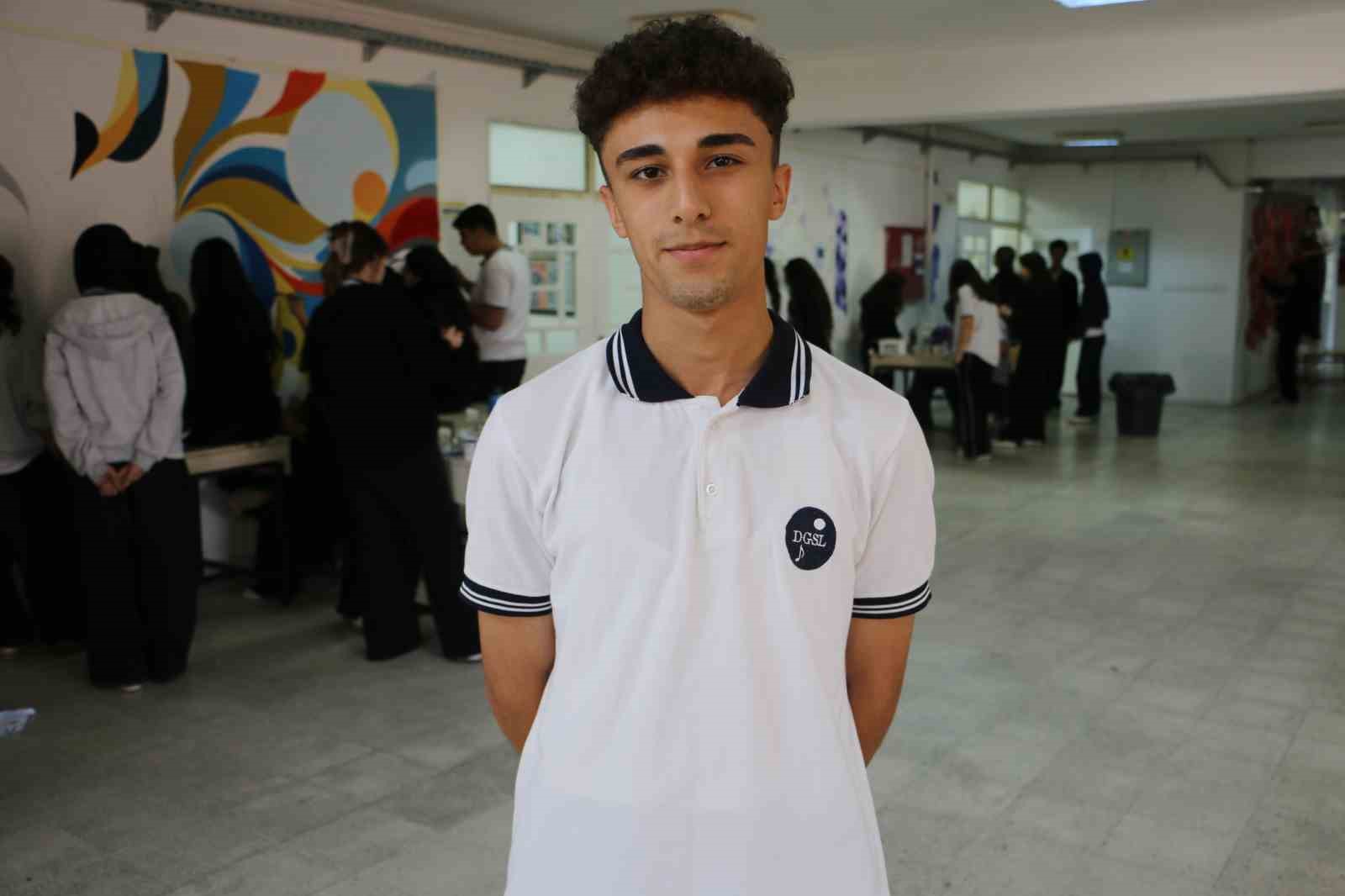 12. SINIF GÜZEL SANATLAR ÖĞRENCİSİ RESUL GÜLTEKİN İSE, OKULUN DUVARLARINI GÜZEL BİR ŞEKİLDE BOYALADIKLARINI SÖYLEDİ.