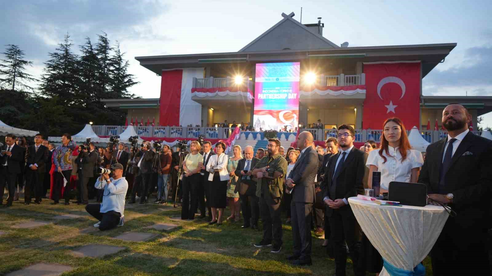 ENDONEZYA’NIN BAĞIMSIZLIĞININ 81’İNCİ YIL DÖNÜMÜ DOLAYISIYLA ANKARA’DA "PARTNERSHİP DAY 2026" RESEPSİYONU DÜZENLENDİ. MİLLÎ SAVUNMA BAKANI YAŞAR GÜLER, TÜRKİYE İLE ENDONEZYA ARASINDA 48 ADET MİLLÎ MUHARİP UÇAK KAAN’IN SATIŞINA YÖNELİK VARILAN MUTABAKATIN SAVUNMA SANAYİİ İŞ BİRLİĞİNİ DAHA ÜST SEVİYEYE TAŞIDIĞINI BELİRTTİ.