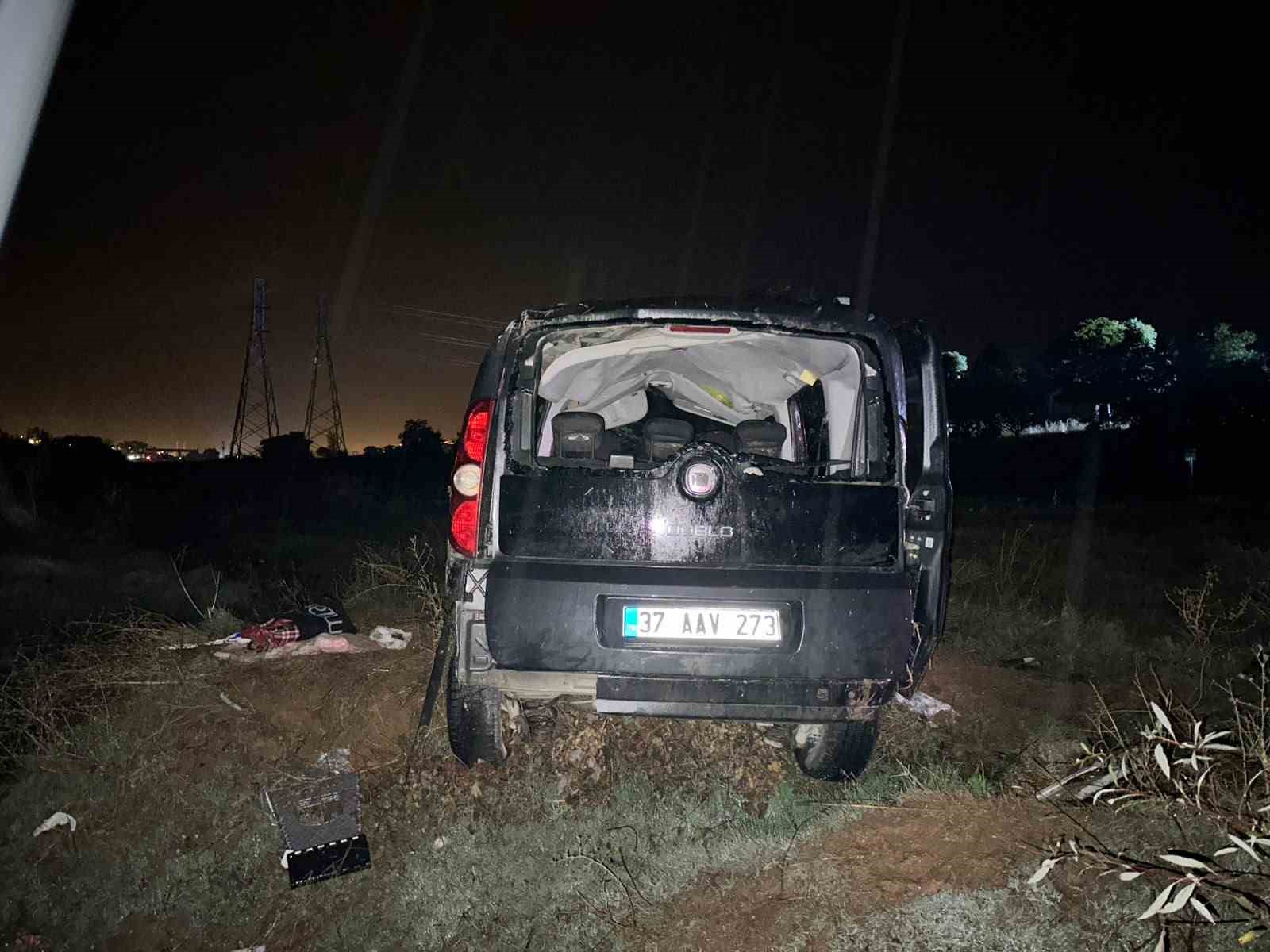 KIRIKKALE'DE YAĞIŞLI HAVADA KONTROLDEN ÇIKARAK TAKLA ATAN HAFİF TİCARİ ARACIN HURDAYA DÖNDÜĞÜ KAZADA 1 KİŞİ HAYATINI KAYBETTİ, 4 KİŞİ YARALANDI.
