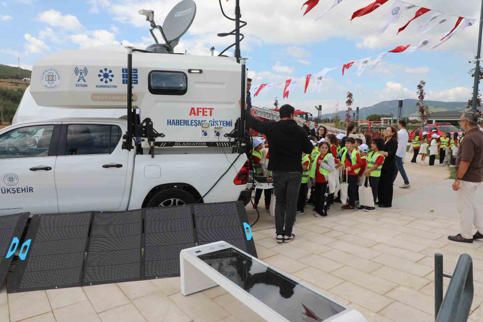 MUĞLA BÜYÜKŞEHİR BELEDİYESİ, AFET VE ACİL DURUMLARDA İLETİŞİMİN KESİNTİSİZ SÜRDÜRÜLEBİLMESİ AMACIYLA MOBİL AFET HABERLEŞME SİSTEMİ GELİŞTİRDİ.