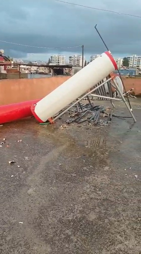ADANA’DA ETKİLİ OLAN SAĞANAK YAĞIŞ VE ŞİDDETLİ RÜZGAR, KENTTE HASARA YOL AÇTI. RÜZGARIN ETKİSİYLE BAZI PREFABRİK EVLERİN ÇATILARI YERİNDEN SÖKÜLÜRKEN, BİR GÜNEŞ ENERJİSİ SİSTEMİ DE YERİNDEN KOPTU.