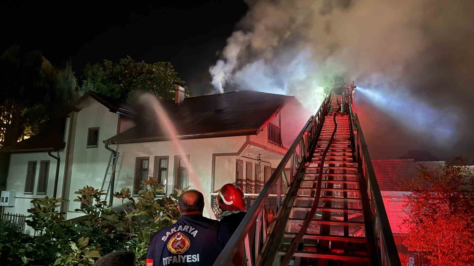 SAKARYA’NIN SAPANCA İLÇESİNDE GECE SAATLERİNDE 2 KATLI VİLLANIN ÇATI KATINDA ÇIKAN YANGIN, EKİPLERİN YOĞUN ÇALIŞMALARI SONUCUNDA SÖNDÜRÜLDÜ.