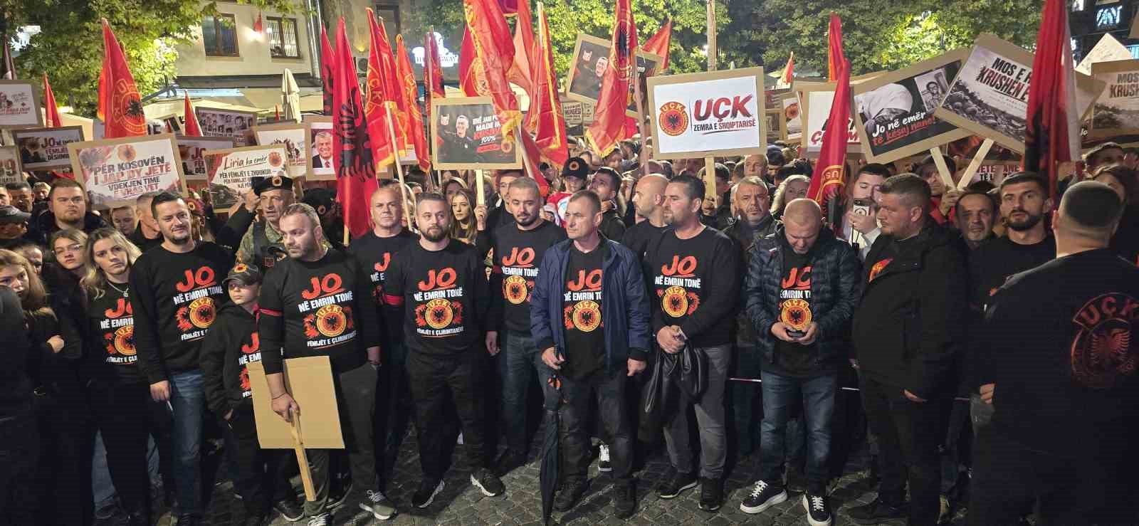 KOSOVA’DA HOLLANDA’NIN LAHEY KENTİNDEKİ KOSOVA ÖZEL MAHKEMESİ’NİN 16 EYLÜL TARİHİNDE ESKİ KOSOVA CUMHURBAŞKANI HAŞİM THAÇİ VE VE ESKİ KOSOVA KURTULUŞ ORDUSU (UÇK) LİDERLERİNE YÖNELİK VERDİĞİ HAPİS CEZASINA KARŞI PROTESTO DÜZENLENDİ.