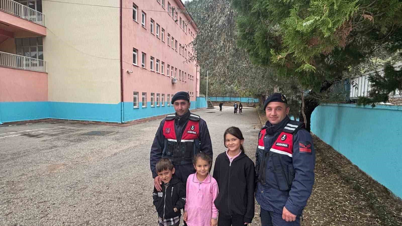 JANDARMADAN OKUL ÇEVRELERİNDE SIKI DENETİM