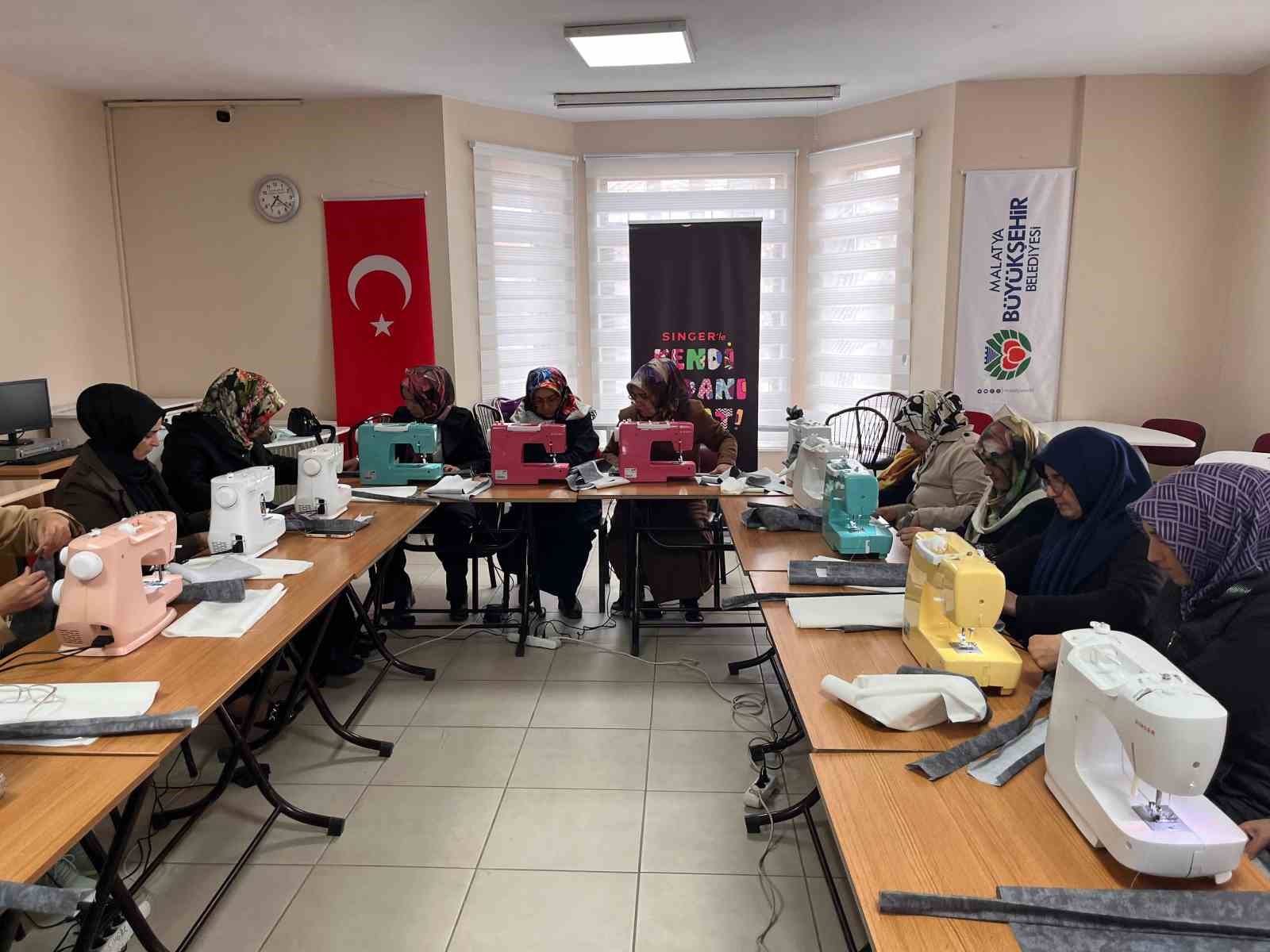 BÜYÜKŞEHİR BELEDİYESİNE BAĞLI EĞİTİM MERKEZLERİNDE DÜZENLENEN SİNGER WORKSHOP ETKİNLİKLERİNDE KURSİYERLER VE ÖĞRENCİ VELİLERİ, UYGULAMALI ÇANTA DİKİMİ ATÖLYESİNDE BİR ARAYA GELDİ.