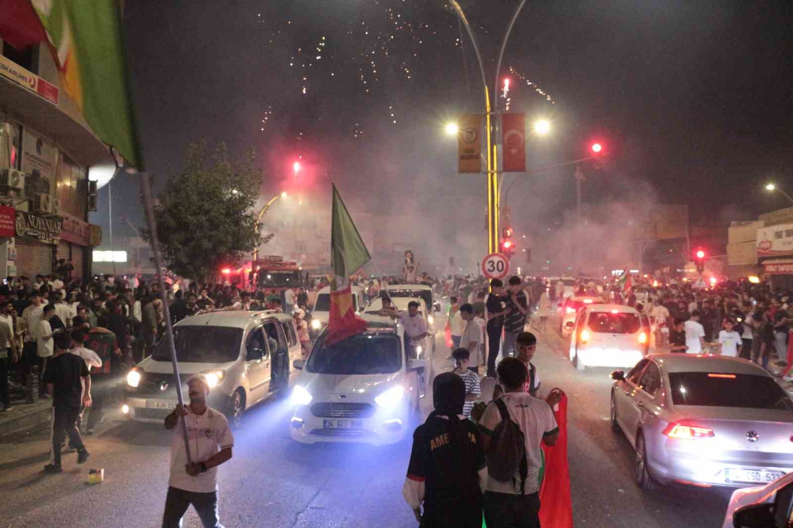 TRENDYOL SÜPER LİG’İN 6. HAFTASINDA AMED SPORTİF FAALİYETLER’İN SAHASINDA BEŞİKTAŞ’I 3-2 MAĞLUP ETMESİ, DİYARBAKIR’IN YANI SIRA ŞIRNAK’IN CİZRE İLÇESİNDE DE SOKAKLARI PANAYIR ALANINA ÇEVİRDİ.