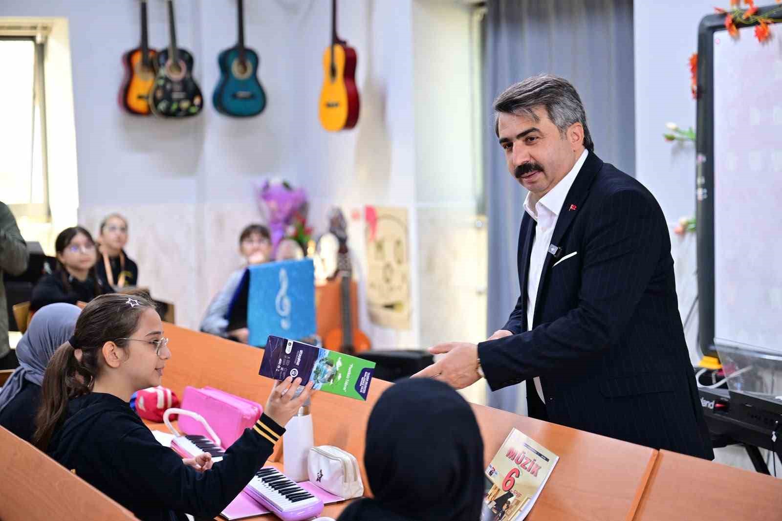 YILDIRIM BELEDİYE BAŞKANI OKTAY YILMAZ, MAHMUD CELALEDDİN ÖKTEN İMAM HATİP ORTAOKULU’NU ZİYARET ETTİ. OKUL MÜDÜRÜ MEHMET ÇALIK VE ÖĞRETMENLERLE GÖRÜŞEN BAŞKAN OKTAY YILMAZ, EĞİTİM FAALİYETLERİ HAKKINDA BİLGİ ALDI.