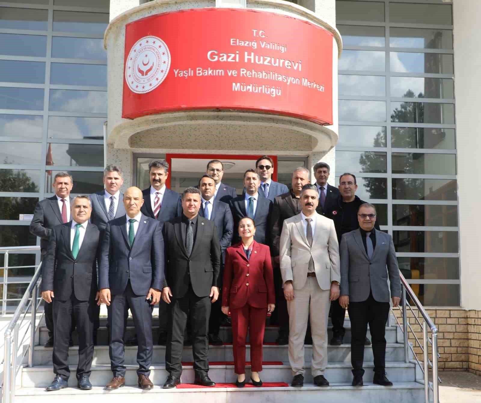 ELAZIĞ’DA "İYİLİK VAR" BULUŞMASI: BÜYÜKLERLE GÖNÜL KÖPRÜSÜ KURULDU