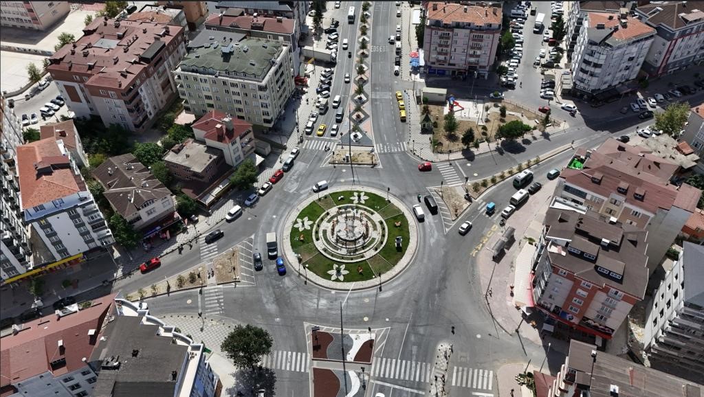 TEKİRDAĞ BÜYÜKŞEHİR BELEDİYESİ, KÜRESEL İKLİM KRİZİNİN ETKİLERİNE KARŞI KENT GENELİNDE KURAKÇIL PEYZAJ UYGULAMALARINI YAYGINLAŞTIRIYOR. DAHA AZ SU VE BAKIM GEREKTİREN UYGULAMAYLA SULAMA SUYU VE ENERJİDE YÜZDE 50, BAKIM MALİYETLERİNDE İSE YÜZDE 30 TASARRUF SAĞLANIYOR.