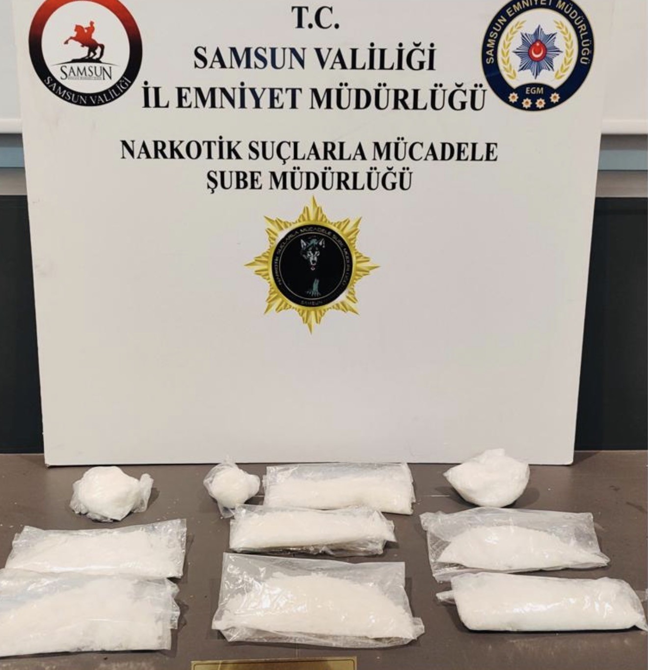 SAMSUN’DA POLİS EKİPLERİNCE DÜZENLENEN UYUŞTURUCU OPERASYONLARINDA 5 BİN 186 ADET SENTETİK ECZA HAP, 897 GRAM METAMFETAMİN VE ÇEŞİTLİ UYUŞTURUCU MADDELER ELE GEÇİRİLİRKEN, GÖZALTINA ALINAN 7 ŞAHIS HAKKINDA ADLİ İŞLEM BAŞLATILDI.