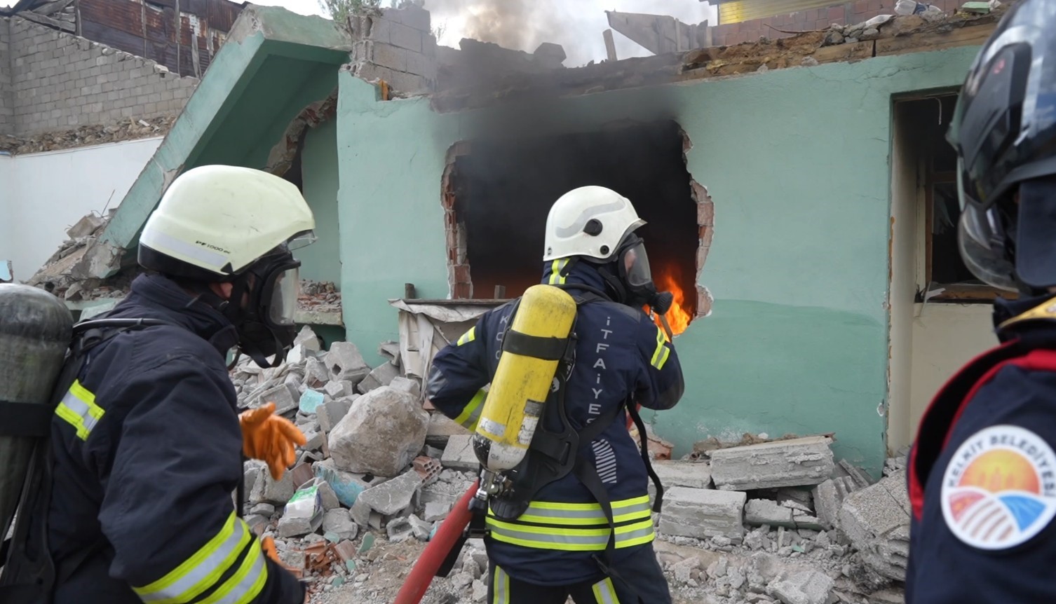 AFAD KOORDİNASYONUNDA GÜMÜŞHANE'NİN KELKİT İLÇESİNDE KAPSAMLI DEPREM TATBİKATI GERÇEKLEŞTİRİLDİ. ERZİNCAN MERKEZLİ 6,9 BÜYÜKLÜĞÜNDEKİ DEPREM SENARYOSUNUN UYGULANDIĞI TATBİKATTA ARAMA KURTARMA, SAĞLIK, TAHLİYE, GÜVENLİK, ALTYAPI VE PSİKOSOSYAL DESTEK ÇALIŞMALARI GERÇEKLEŞTİRİLDİ.