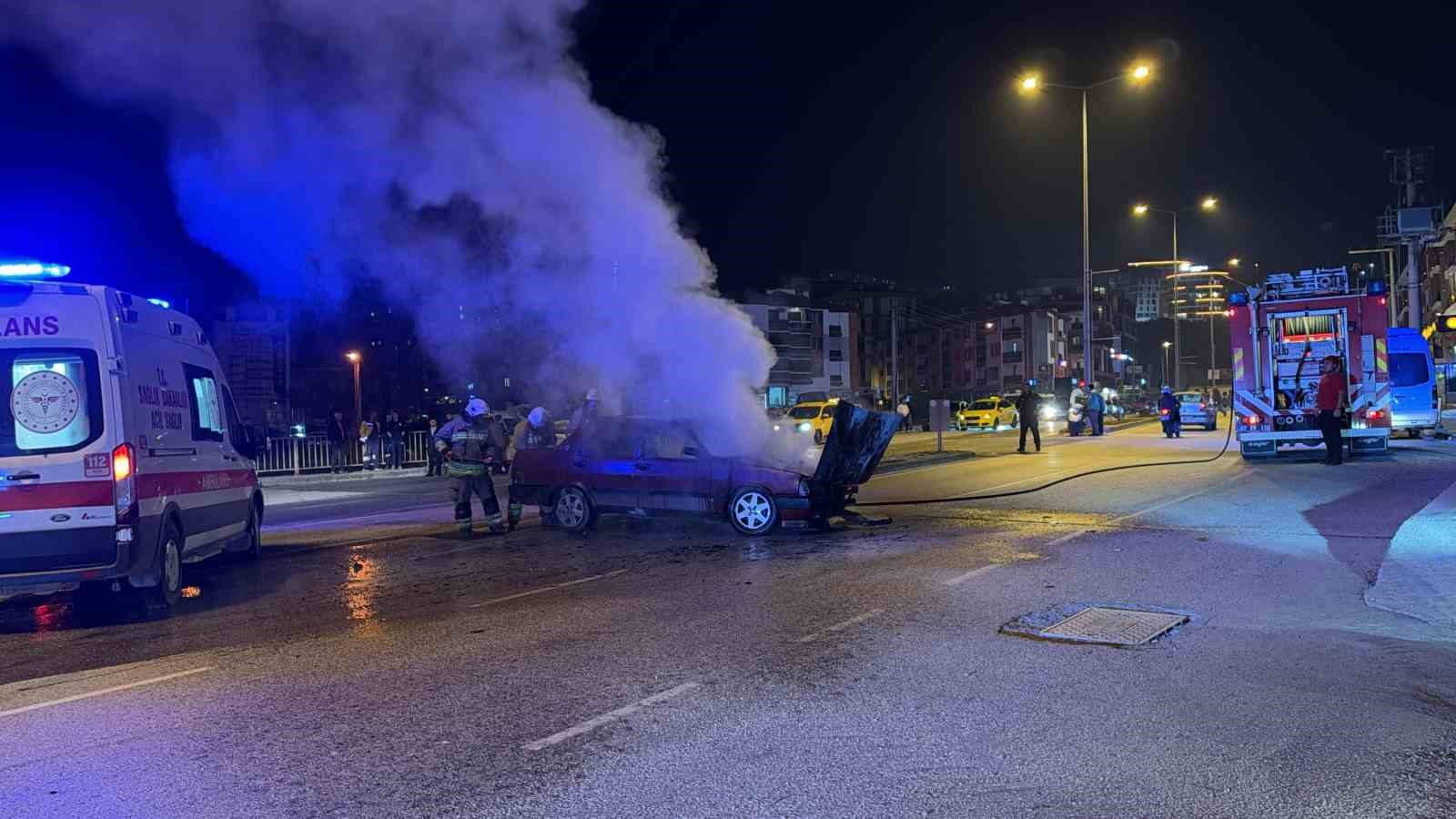 DÜZCE’DE İSTOP EDEN ARACINI YENİDEN ÇALIŞTIRMAK İSTEYEN SÜRÜCÜNÜN ARACI ALEV ALEV YANDI. OTOMOBİL KULLANILAMAZ HALE GELDİ.