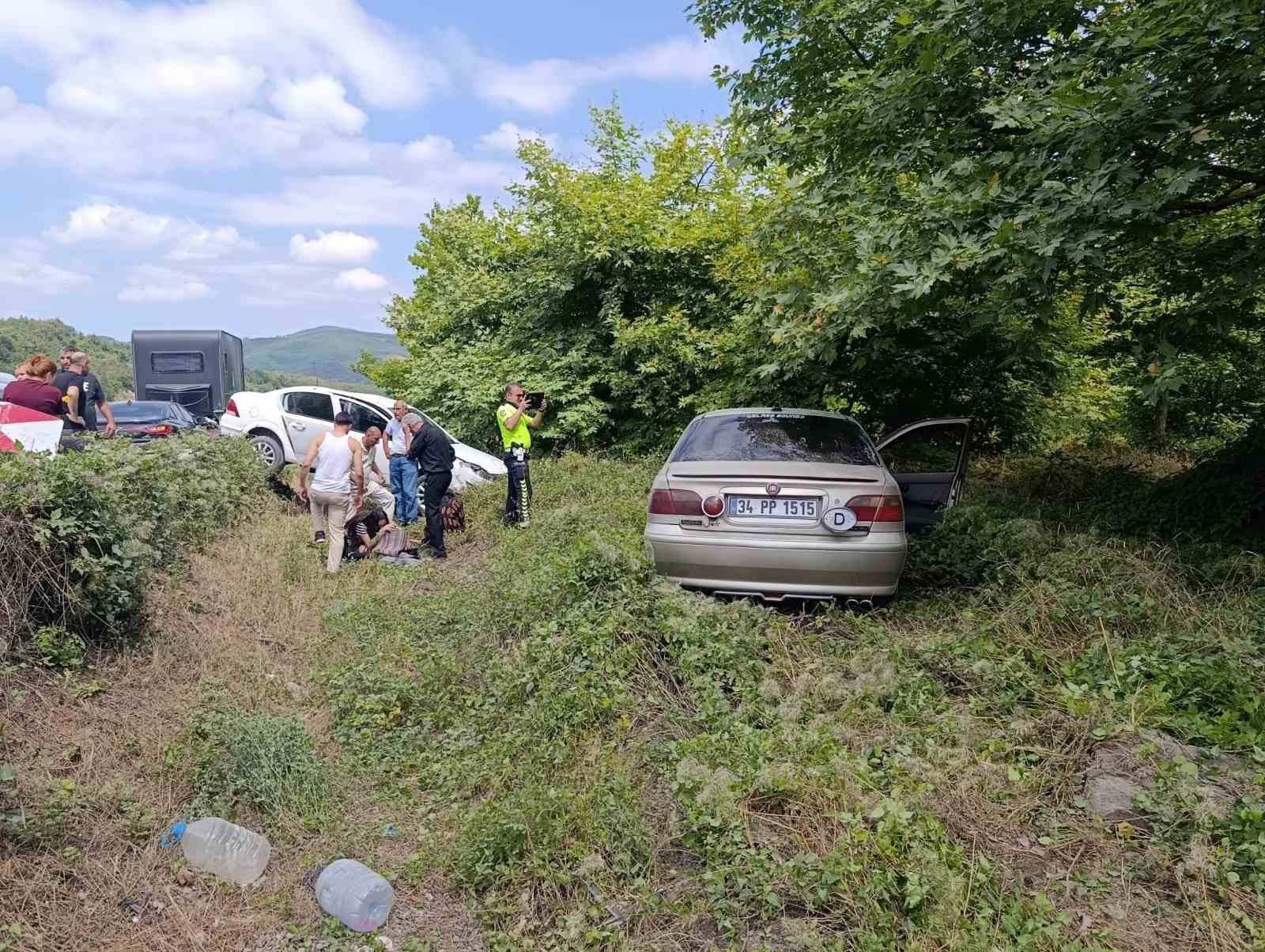 SAMSUN’UN KAVAK İLÇESİNDE İKİ OTOMOBİLİN ÇARPIŞMASI SONUCU MEYDANA GELEN TRAFİK KAZASINDA 5 KİŞİ YARALANDI.
