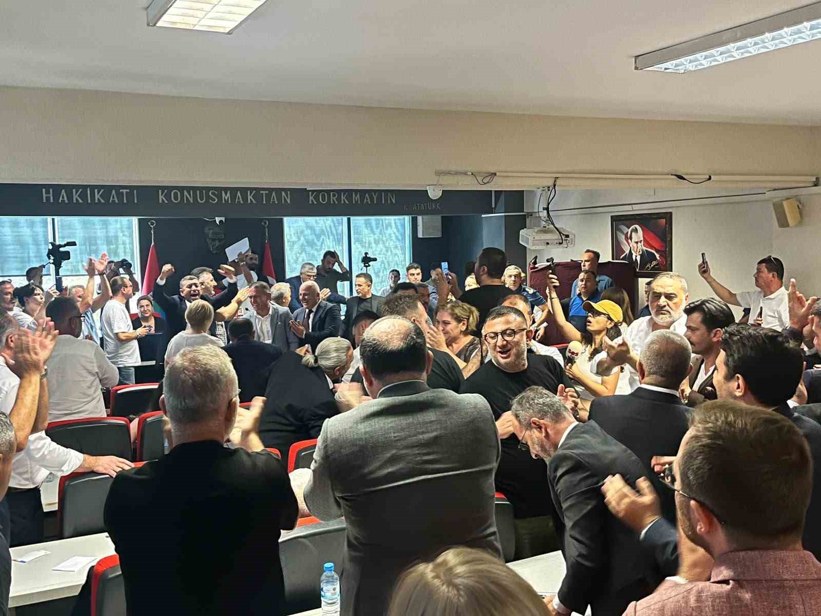 SEÇİMİN SON TURU ÖNCESİNDE CHP VE YENİ PARTİ GRUPLARI ARASINDA BAŞLAYAN TARTIŞMA KAVGAYA DÖNÜŞÜRKEN, AK PARTİLİ MECLİS ÜYELERİNİN DE DAHİL OLDUĞU OLAYDA YUMRUKLAŞMALAR YAŞANDI.
