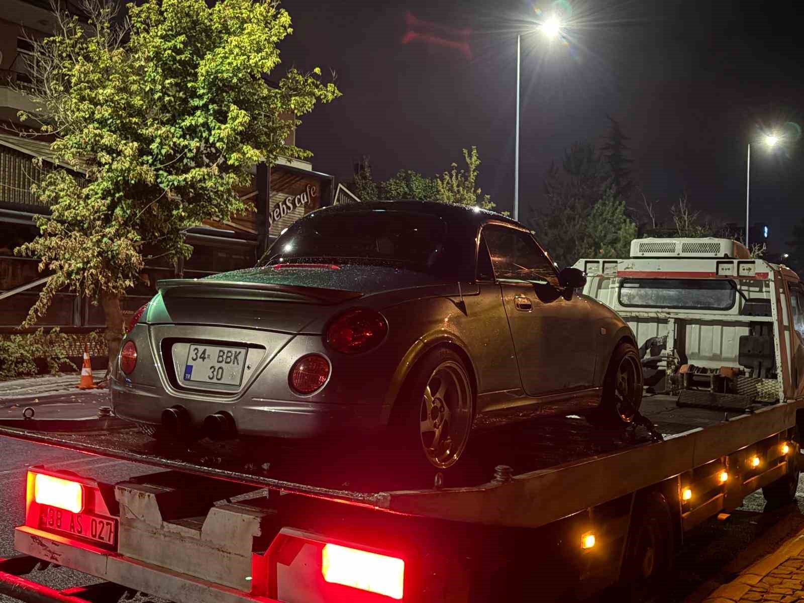 KAYSERİ’DE POLİS EKİPLERİ TARAFINDAN ‘DUR’ İHTARINA UYMAYAN VE KOVALAMACA SONUCU YAKALANAN SÜRÜCÜNÜN BAŞKA ARACA AİT PLAKAYLA TRAFİĞE ÇIKTIĞI BELİRLENDİ. GÖZALTINA ALINAN SÜRÜCÜYE TRAFİĞİN İLGİLİ MADDELERİNDEN TOPLAMDA 496 BİN TL İDARİ PARA CEZASI YAZILDI.