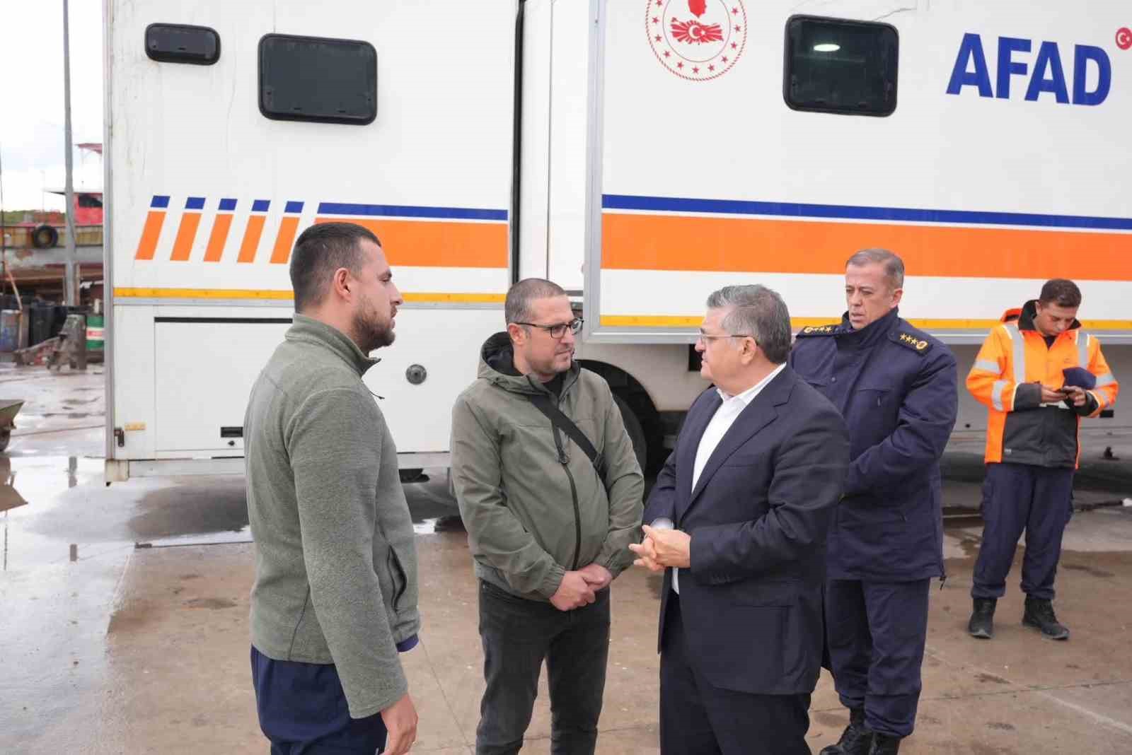 SİNOP VALİSİ MUSTAFA ÖZARSLAN, YALI KÖYÜ AÇIKLARINDA ALABORA OLAN TEKNEDE BULUNAN GAZİ POLİS MEMURU NUMAN ŞEN’E ULAŞMAK İÇİN YÜRÜTÜLEN ARAMA-KURTARMA ÇALIŞMALARINI YERİNDE İNCELEDİ.