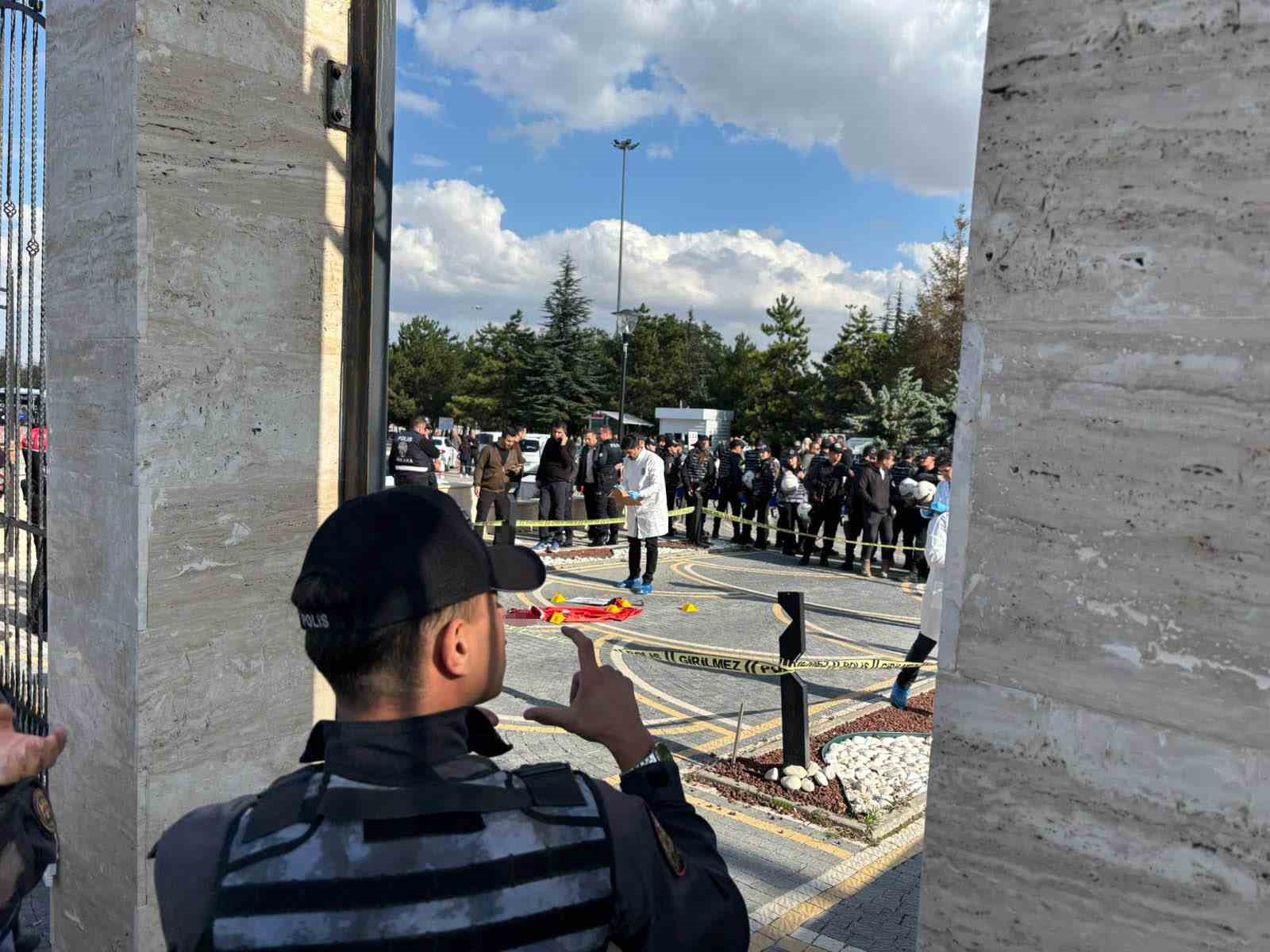 ANKARA'DA ANAYASA MAHKEMESİ ÖNÜNDE SEYYANEN ZAM TALEBİYLE EYLEM YAPAN EMEKLİKLERİN, AÇIKLAMA YAPMAYA HAZIRLANDIĞI SIRADA İNTİHAR GİRİŞİMİNDE BULUNAN EMEKLİ POLİS AĞIR YARALANDI.