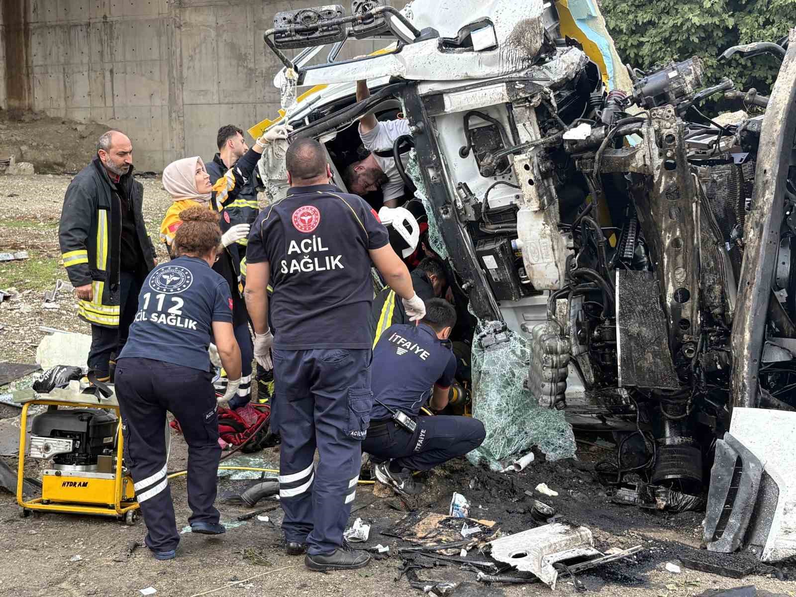 UÇTUĞU ALANDAKİ BETON SU KEMERİNE DE ÇARPAN KAMYON HURDA YIĞININA DÖNDÜ. KAZADA SÜRÜCÜ İLE KAMYONDA BULUNAN İSMAİL Ö. KABİNDE SIKIŞARAK YARALANDI. KAMYONDA BULUNAN KARGO PAKETLERİ İSE ETRAFA SAÇILDI.