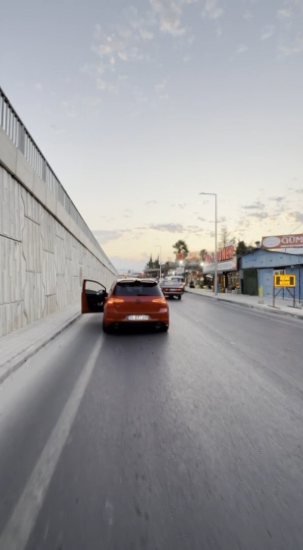 ANTAKYA İLÇESİ ÇEVREYOLU ÜZERİNDE ARACIYLA KUZEYTEPE KAVŞAĞINA İLERLEYEN ERTUĞRUL TOHMA KONTROLÜNDEKİ OTOMOBİLE, ARKASINDAN SEYREDEN BİR OTOMOBİL ÇARPTI.