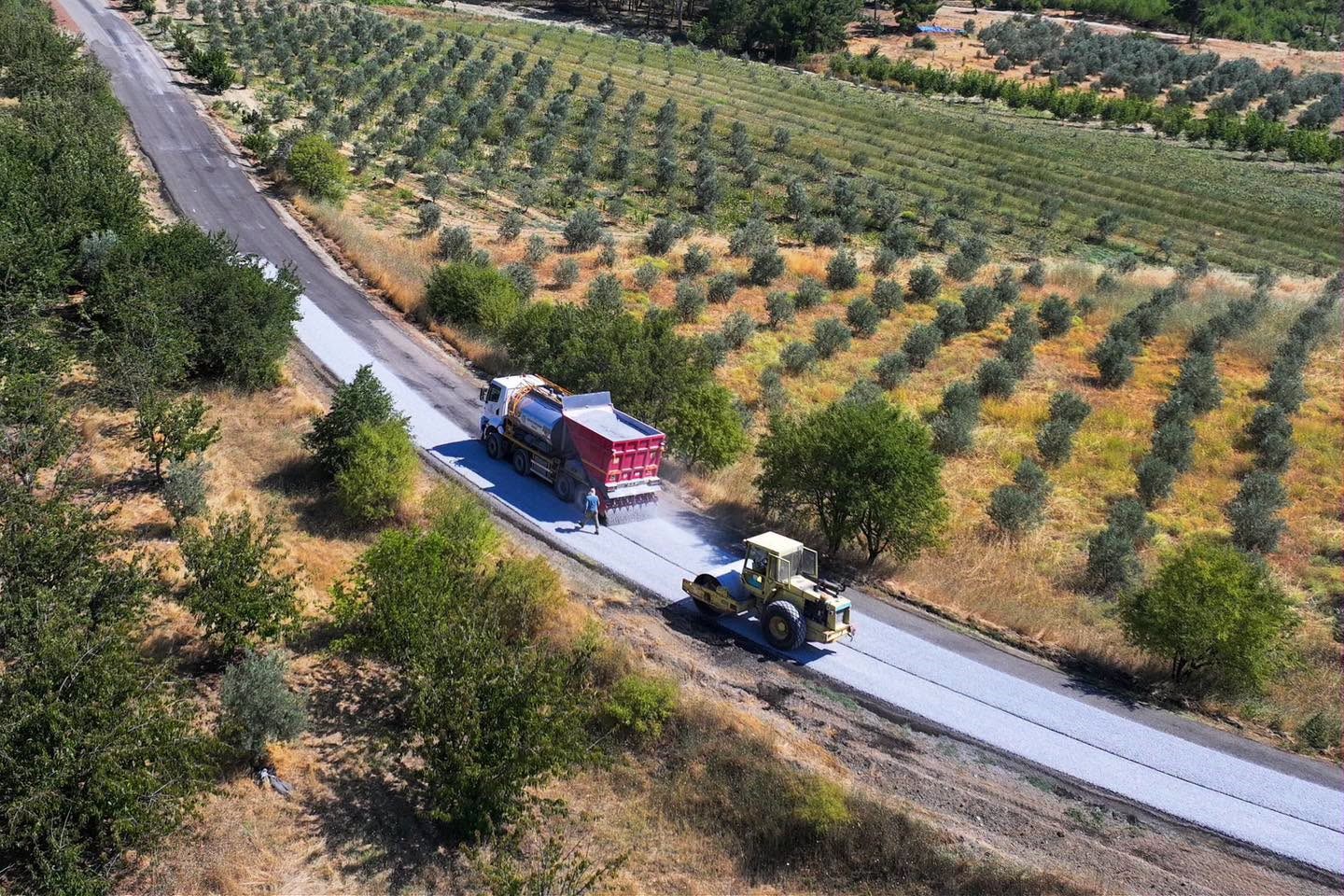 MANİSA BÜYÜKŞEHİR BELEDİYESİ, GÖRDES’TE KARAYAĞCI VE KAYACIK MAHALLELERİNİ BİRBİRİNE BAĞLAYAN 14 KİLOMETRELİK YOLDA İKİNCİ KAT SOĞUK ASFALT ÇALIŞMALARINDA SONA GELDİ. YOLUN TAMAMLANMASIYLA BÖLGEDEKİ ULAŞIMIN DAHA GÜVENLİ VE KONFORLU HALE GELMESİ HEDEFLENİYOR.