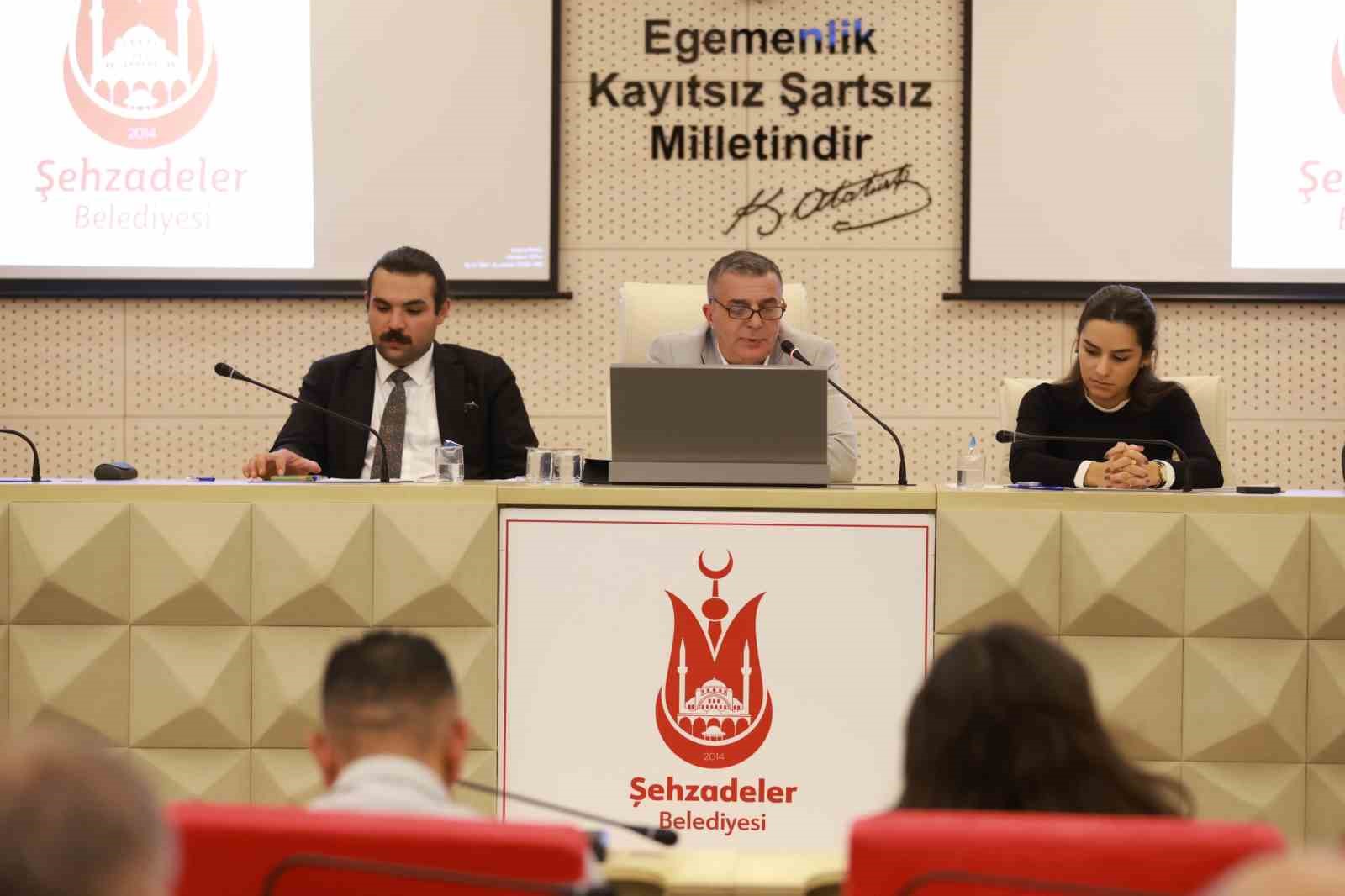 ŞEHZADELER BELEDİYE BAŞKANI HAKAN ŞİMŞEK, BELEDİYE MECLİSİ EKİM AYI OLAĞAN TOPLANTISINDA İLÇEDE YÜRÜTÜLEN ÇALIŞMALAR HAKKINDA BİLGİ VERDİ. ŞİMŞEK, 2026 YILI İÇİN BELİRLENEN 350 KİLOMETRELİK OVA YOLU HEDEFİNİN 295 KİLOMETRESİNİN TAMAMLANDIĞINI AÇIKLADI.