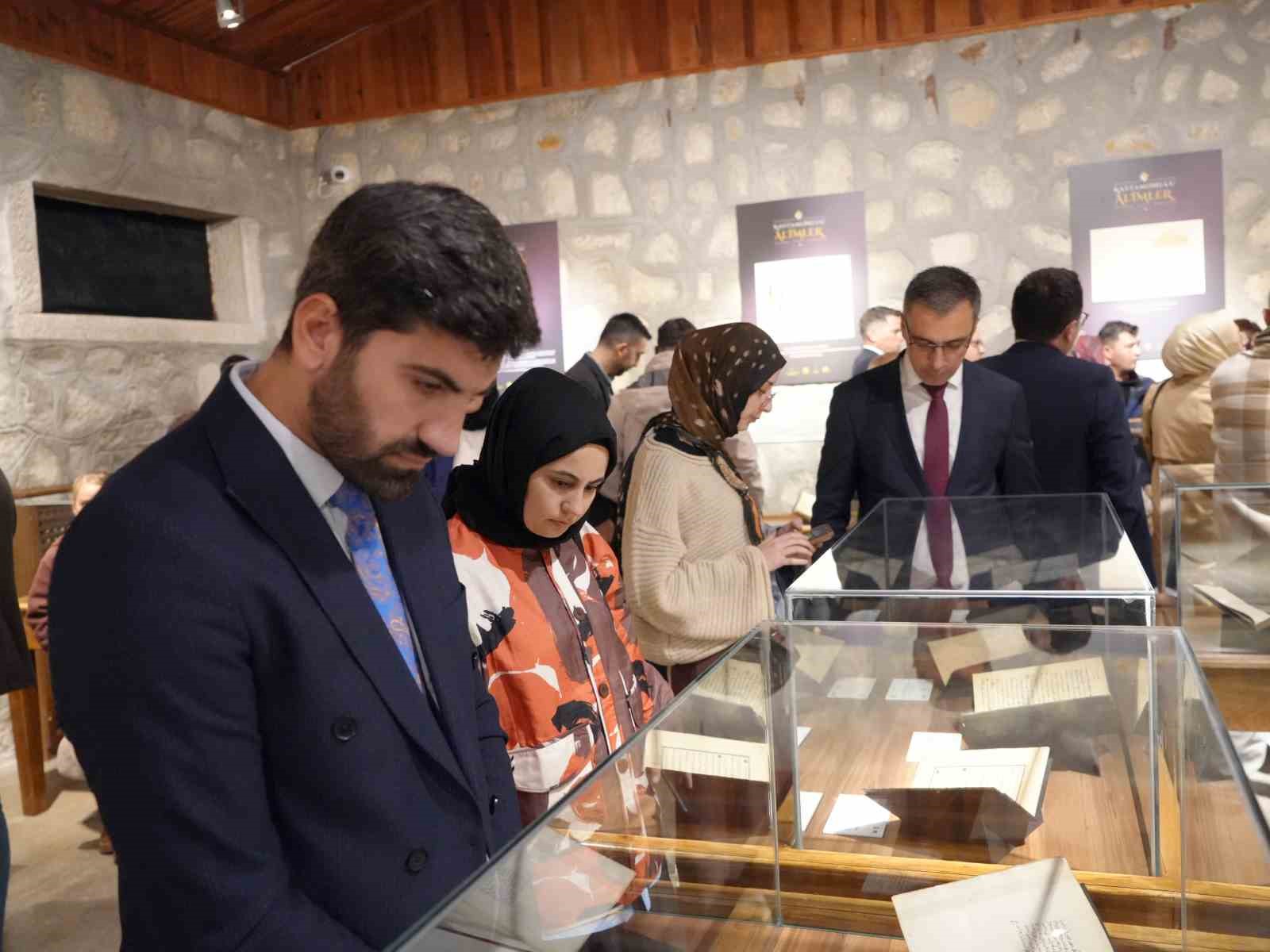 TÜRKİYE YAZMA ESERLER KURUMU BAŞKANLIĞININ (TÜYEK) TÜRKİYE’NİN ÇEŞİTLİ İLLERİNDE KÜTÜPHANEDE KASTAMONU İLE İLGİLİ BULUNAN YAZMA ESERLERİNİN YER ALDIĞI “KASTAMONULU ALİMLER YAZMA ESERLER” SERGİSİ AÇILDI.