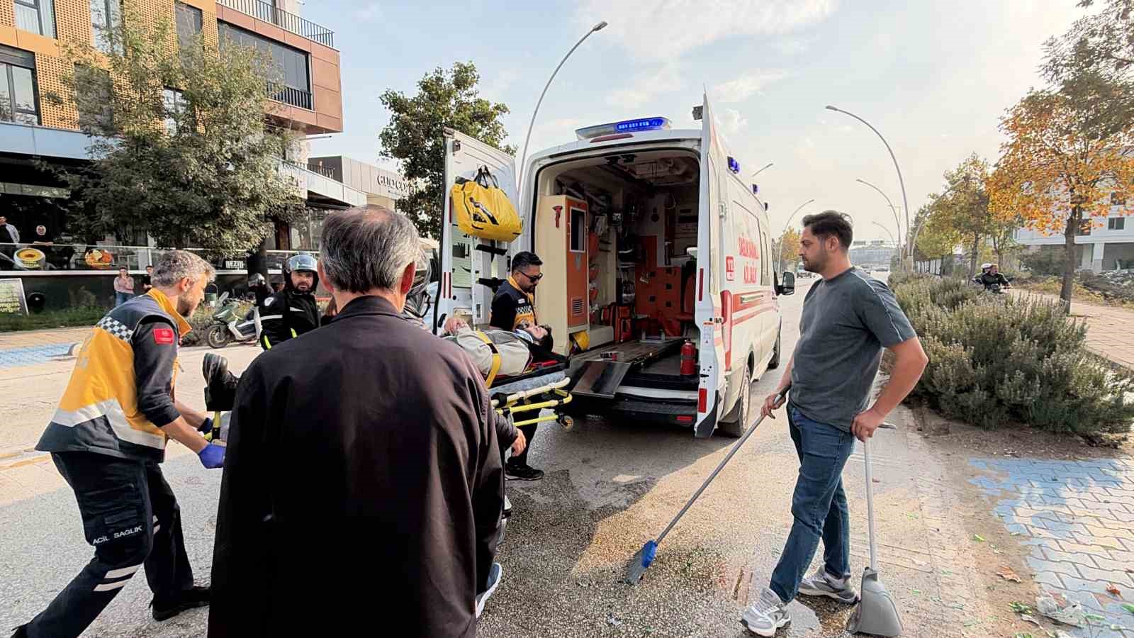 SAĞLIK EKİPLERİNİN OLAY YERİNDEKİ İLK MÜDAHALESİNİN ARDINDAN MOTOSİKLET SÜRÜCÜSÜ AMBULANSLA HASTANEYE KALDIRILDI.