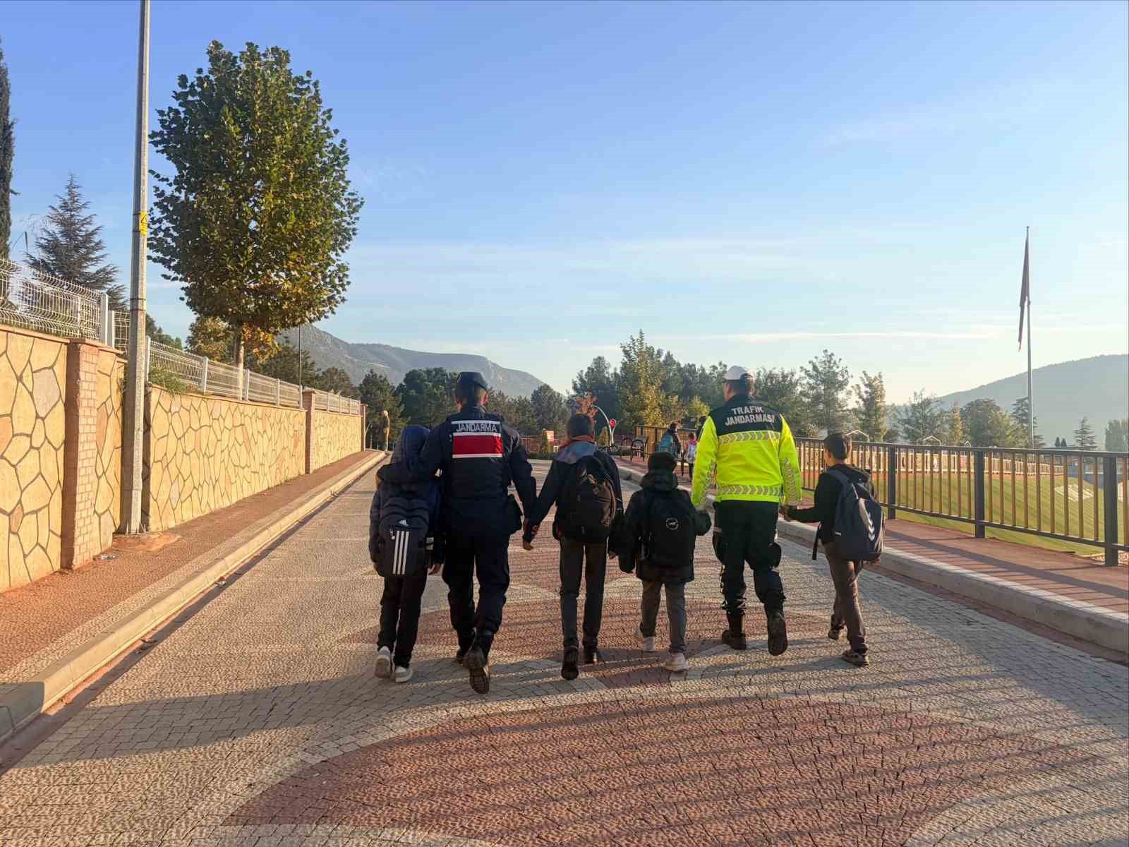 JANDARMADAN OKUL ÇEVRELERİNDE SIKI DENETİM