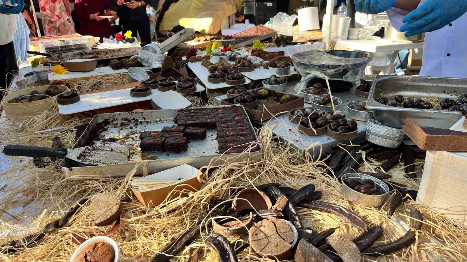 ALANYA’DA BU YIL İKİNCİSİ DÜZENLENEN KEÇİBOYNUZU HASAT ŞENLİĞİ, ÇEŞİTLİ ETKİNLİKLER, YÖRESEL ÜRÜN STANTLARI, YARIŞMALAR VE MÜZİK DİNLETİSİYLE GERÇEKLEŞTİRİLDİ. OBAALACAMİ MAHALLESİ’NDE DÜZENLENEN ŞENLİKTE, KEÇİBOYNUZUNDAN ÜRETİLEN PEKMEZ, UN VE ÇEŞİTLİ ÜRÜNLER KATILIMCILARIN BEĞENİSİNE SUNULDU. ŞENLİĞİN RENKLİ ETKİNLİKLERİNDEN BİRİ İSE “EN AĞIR KEÇİBOYNUZU” YARIŞMASI OLDU.