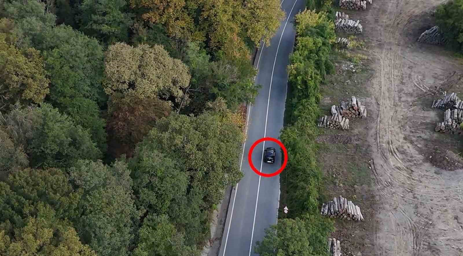 İSTANBUL’UN EYÜPSULTAN’DA JANDARMA EKİPLERİNCE DÜZENLENEN OPERASYONDA, YURT DIŞINA SEVK EDİLMEK İSTENEN 51 KİLOGRAM KOKAİN ELE GEÇİRİLDİ. GÖKTÜRK’TE SEYİR HALİNDEKİ ARACIN YOL AYRIMINDA DURDURULDUĞU OPERASYON ANI, DRON KAMERASINA YANSIDI.