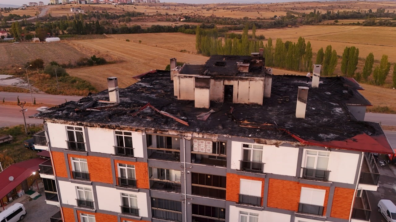 KONYA’NIN BEYŞEHİR İLÇESİNDE 5 KATLI BİR APARTMANIN ÇATISINDA ÇIKAN YANGIN, EKİPLERİN YOĞUN MÜDAHALESİYLE KONTROL ALTINA ALINARAK TAMAMEN SÖNDÜRÜLDÜ. YANGININ ARDINDAN ÇATIDA VE BİNANIN EN ÜST KATLARINDA OLUŞAN BÜYÜK ÇAPLI MADDİ HASAR, DRON İLE GÖRÜNTÜLENDİ.