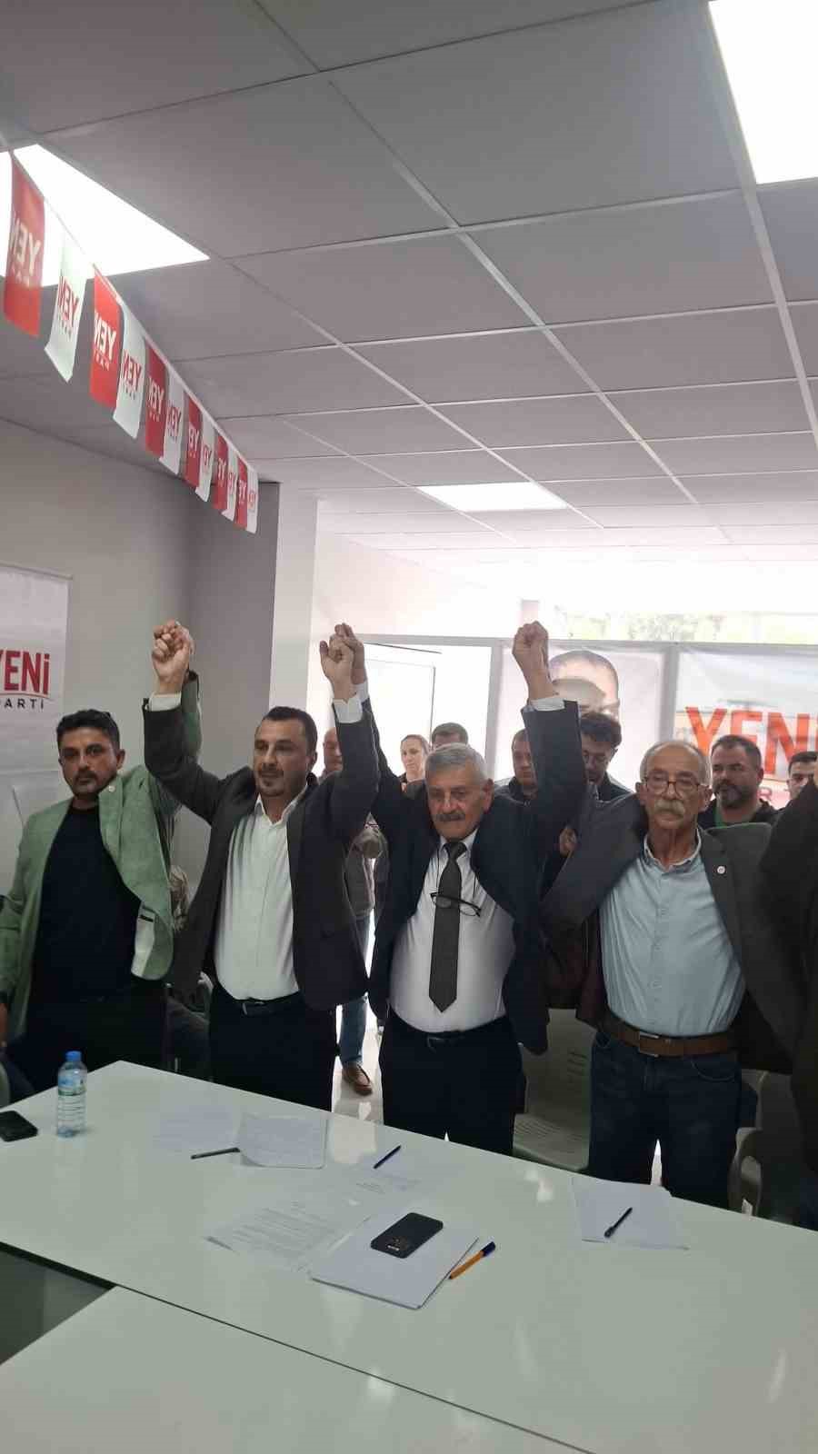 YENİ PARTİ SELENDİ İLÇE BAŞKANLIĞI KONGRESİ’NDE 207 OY ALAN KURUCU İLÇE BAŞKANI ZEKİ ÖZKAN, YENİDEN BAŞKANLIĞA SEÇİLDİ. RAKİBİ TEVFİK UĞUR’UN 132 OY ALDIĞI KONGREDE 1 OY GEÇERSİZ SAYILIRKEN ÖZKAN, YENİ DÖNEMDE BİRLİK VE BERABERLİK İÇERİSİNDE ÇALIŞACAKLARINI SÖYLEDİ.