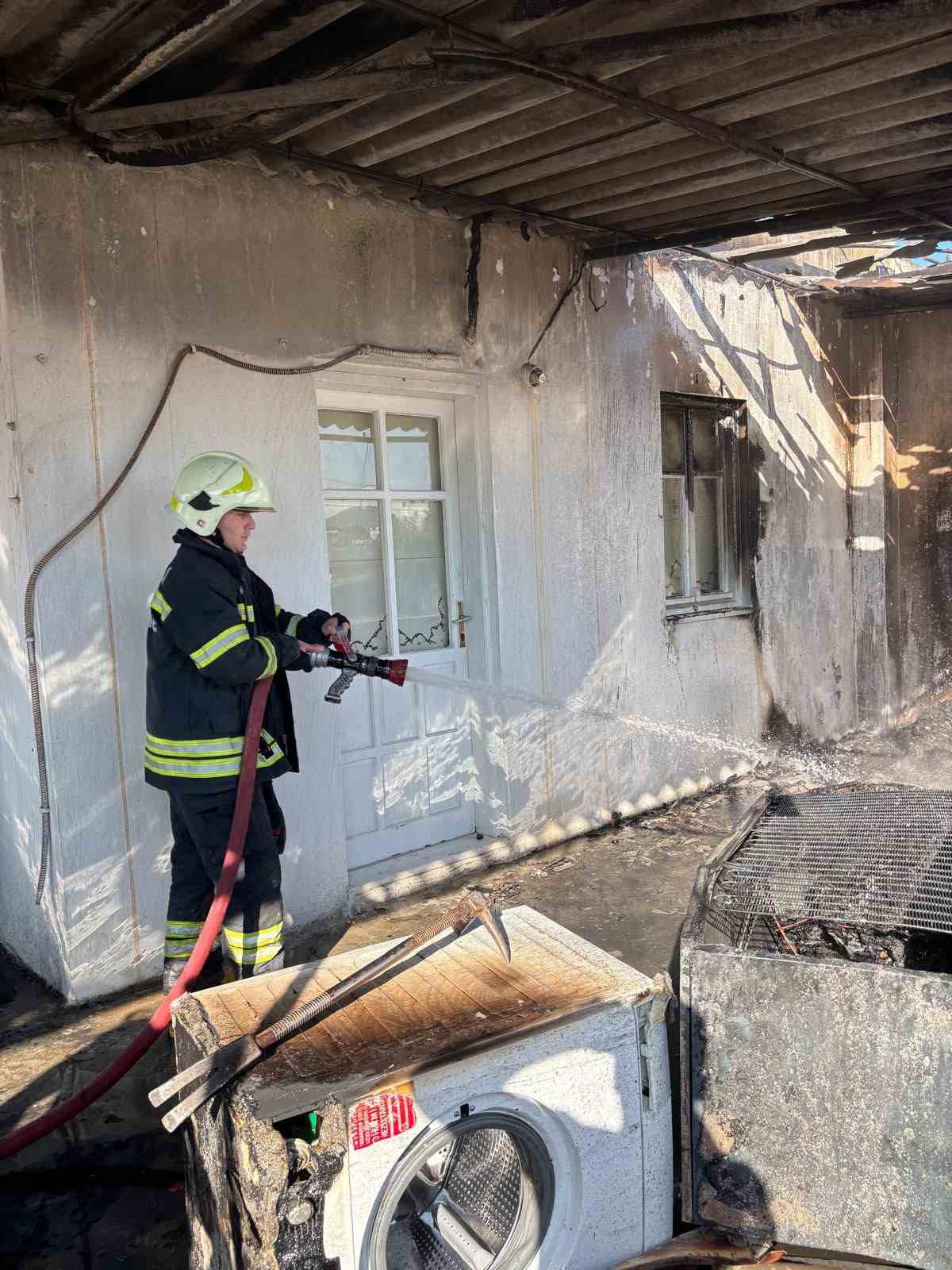 BUZDOLABINDAN ÇIKAN YANGIN SÖNDÜRÜLDÜ
