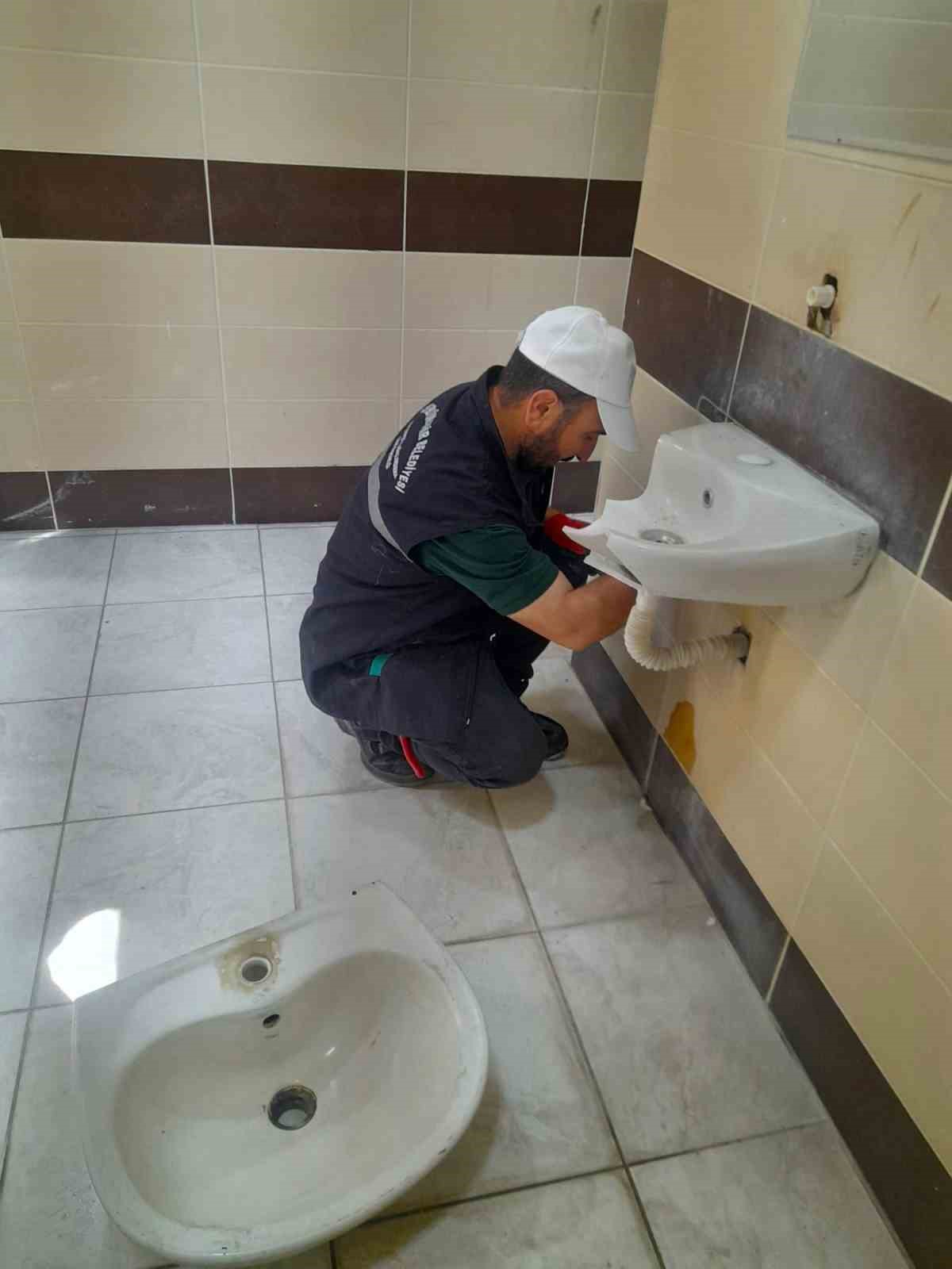 KAYSERİ BÜYÜKŞEHİR BELEDİYESİ, SON 8 AYDA KENT GENELİNDEKİ PARK, BAHÇE, MESİRE ALANI VE MİLLET BAHÇELERİNDE VANDALLAR TARAFINDAN GERÇEKLEŞTİRİLEN 1.134 TAHRİBATI GİDERDİ. ÇALIŞMALAR, BELEDİYENİN ÖZ KAYNAKLARI VE KENDİ EKİPLERİYLE YÜRÜTÜLÜRKEN, TOPLAM 1 MİLYON 250 BİN TL HARCANDI.
